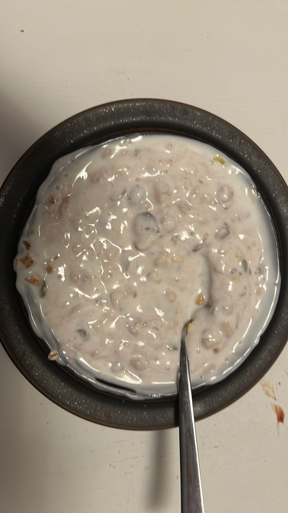 Yoghurt med müsli och frukt