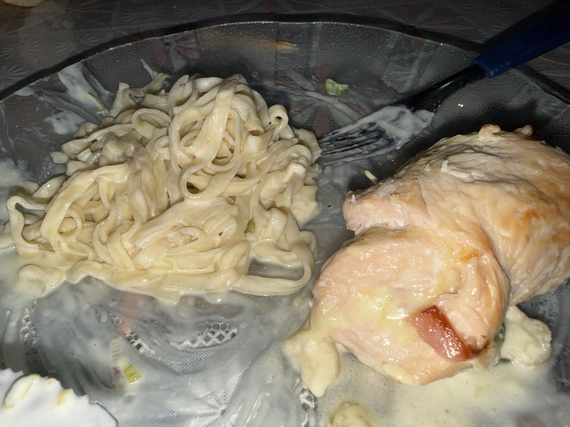 Pollo relleno y pasta cremosa