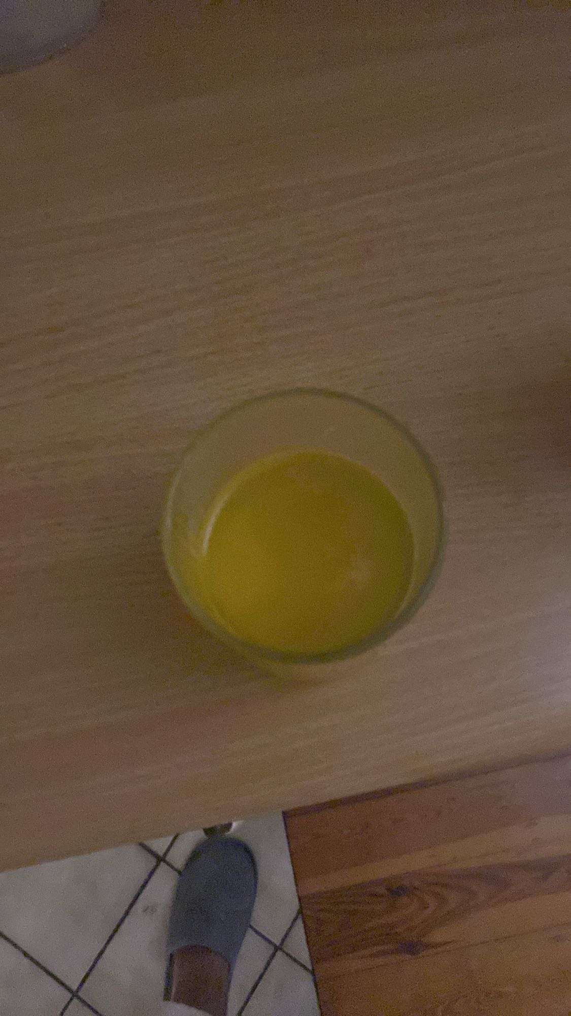 szklanka soku pomarańczowego