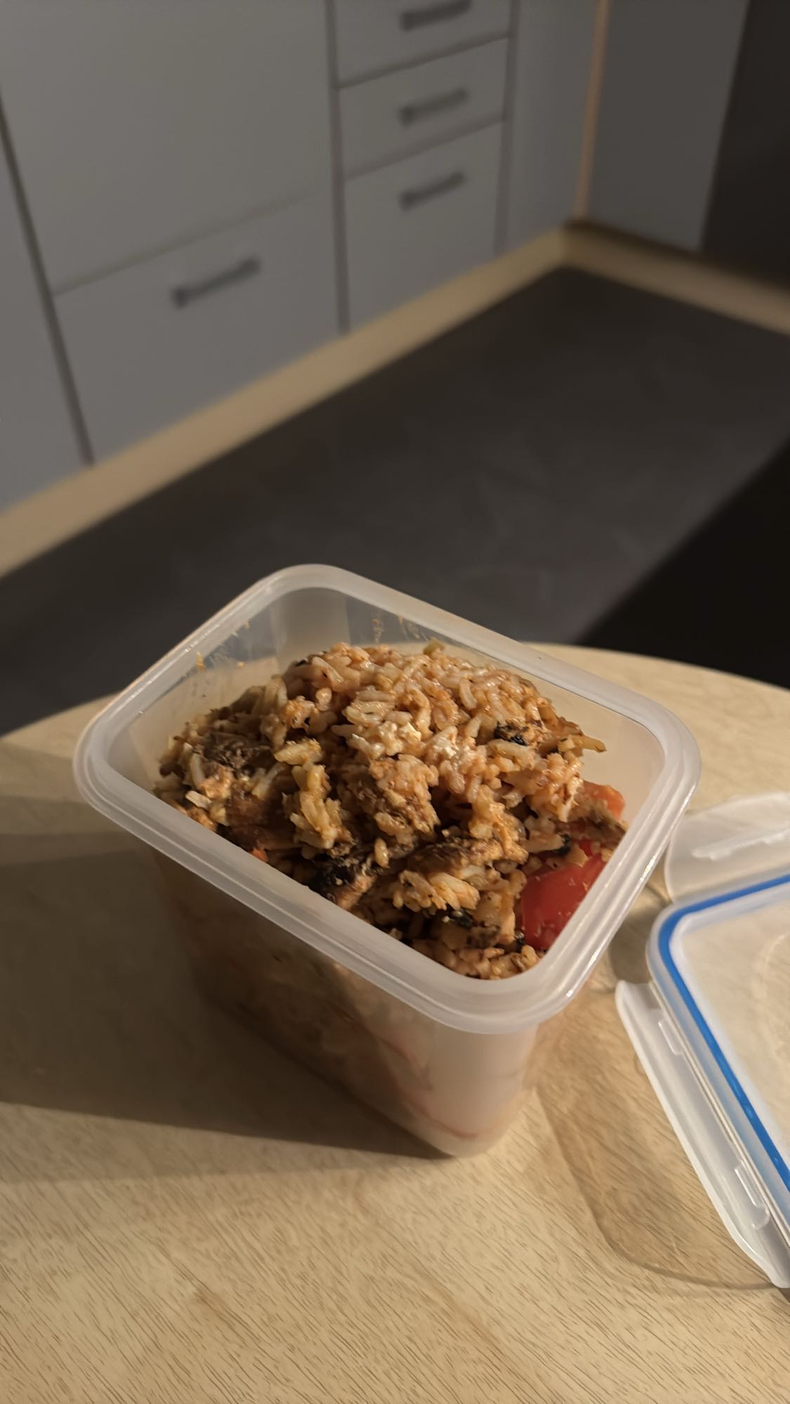 Reis mit Gemüse, Tomate, Paprika, Zwiebel, Feta und Erbsenprotein-Crisps