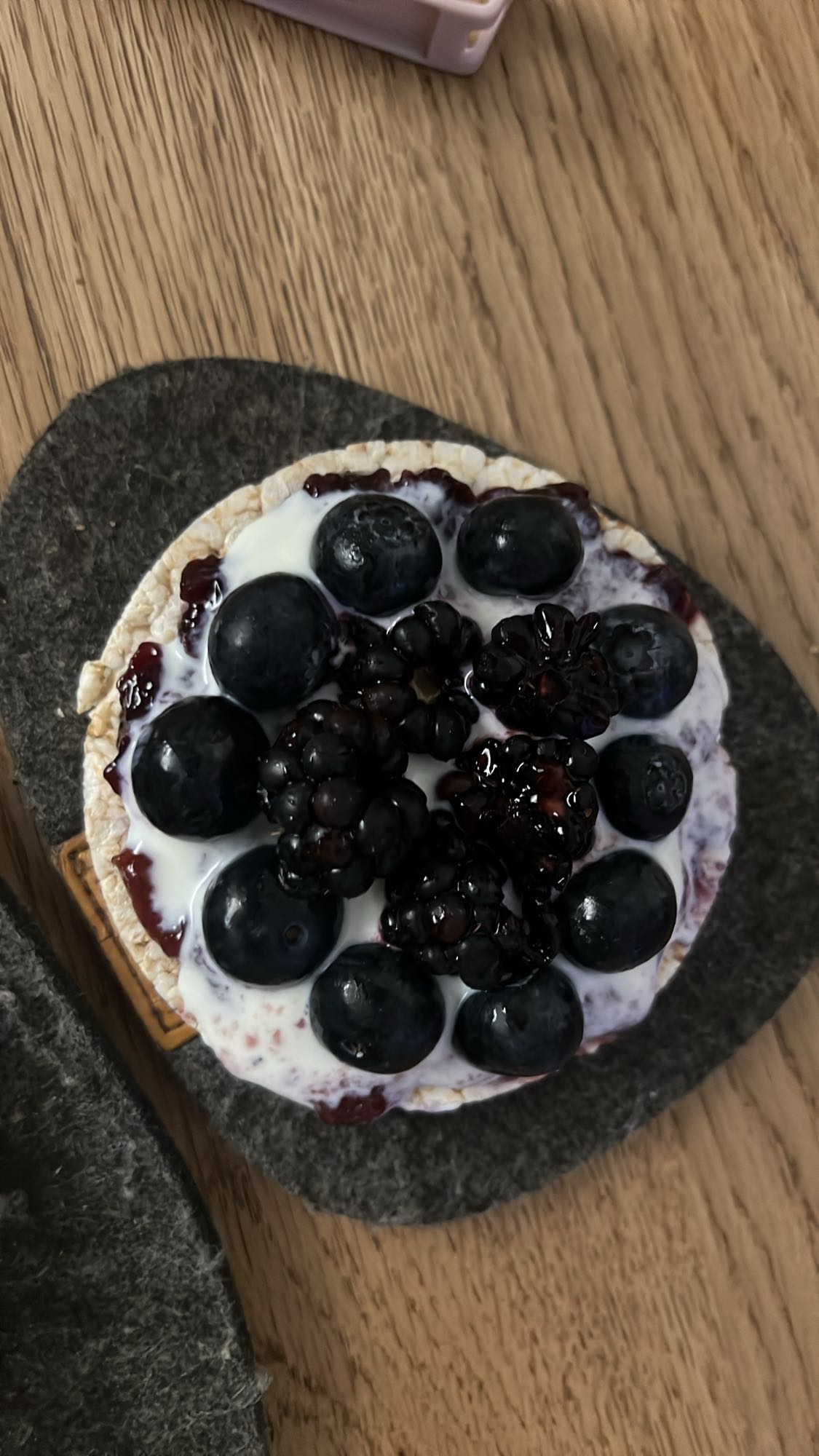 Rice Cake with Yogurt & Berries