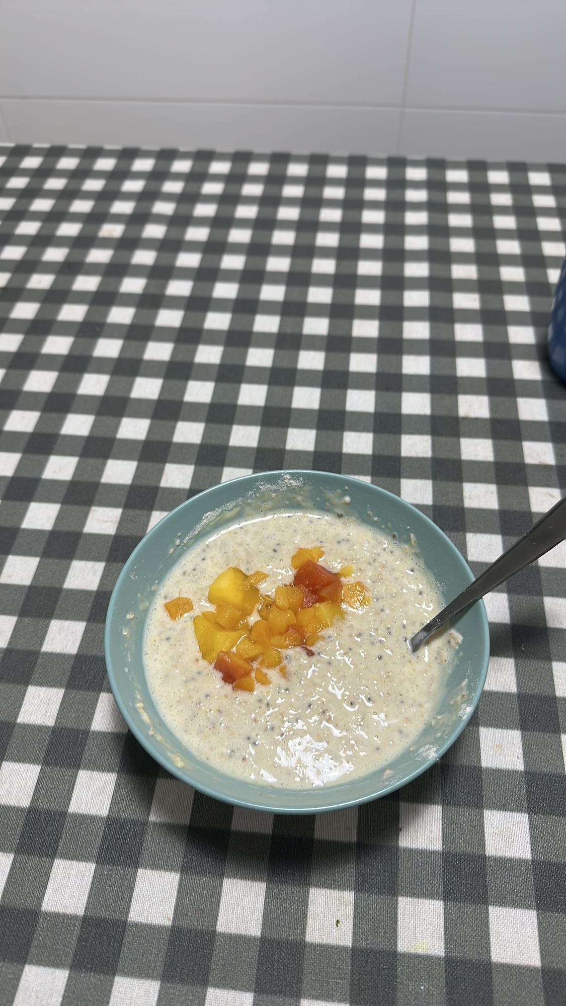 avena con mango, papaya y leche