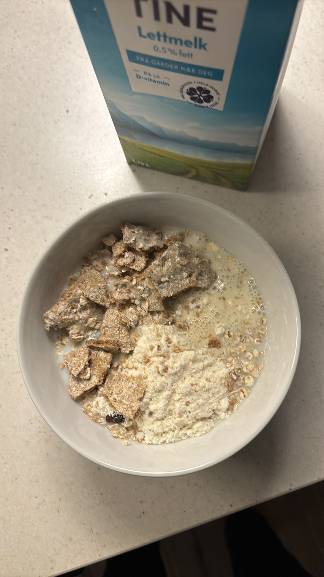 Frokostblanding med proteinpulver, honning og rosiner