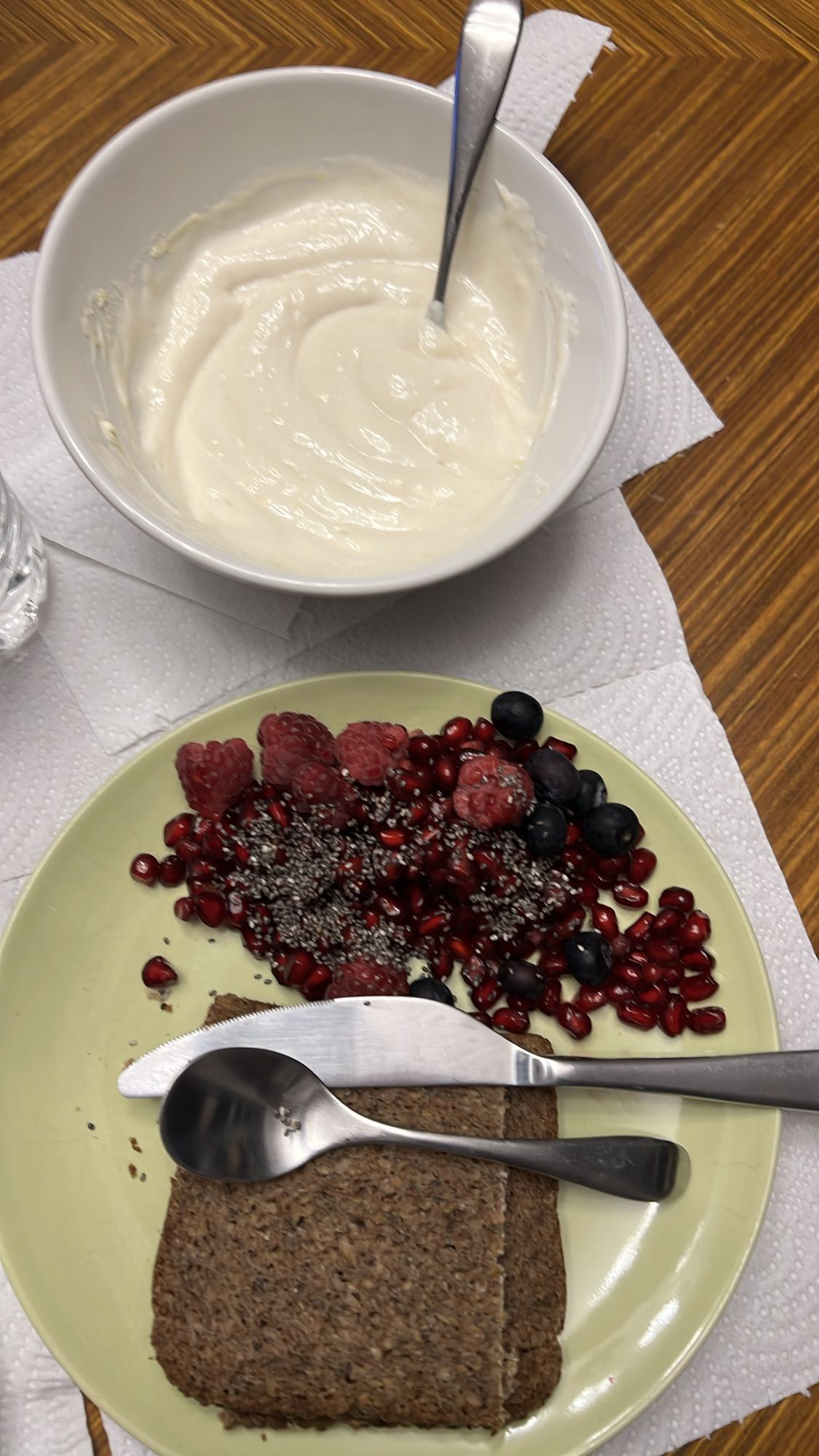 Γιαούρτι με φρούτα και ψωμί