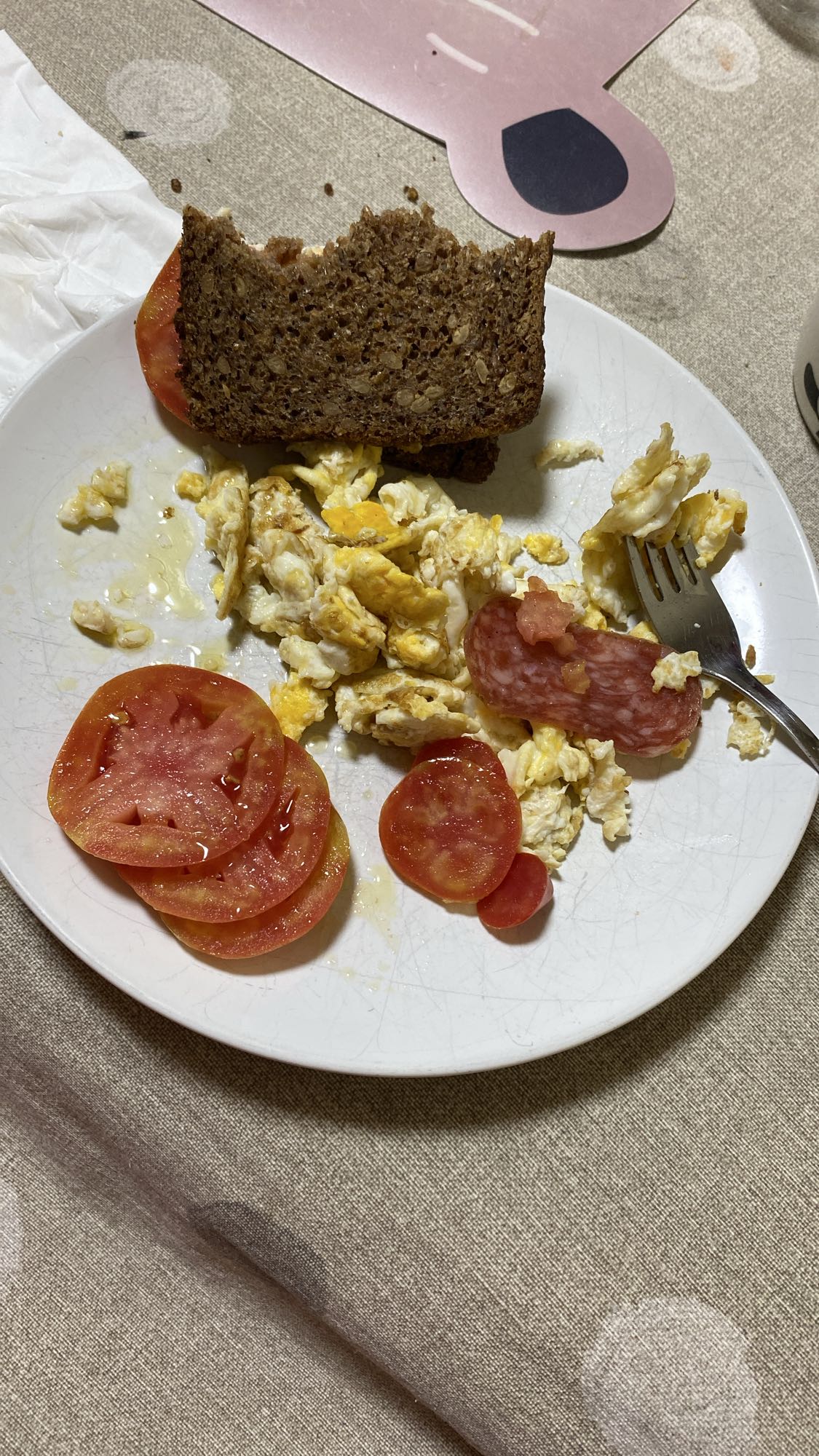 Desayuno con huevo y pan