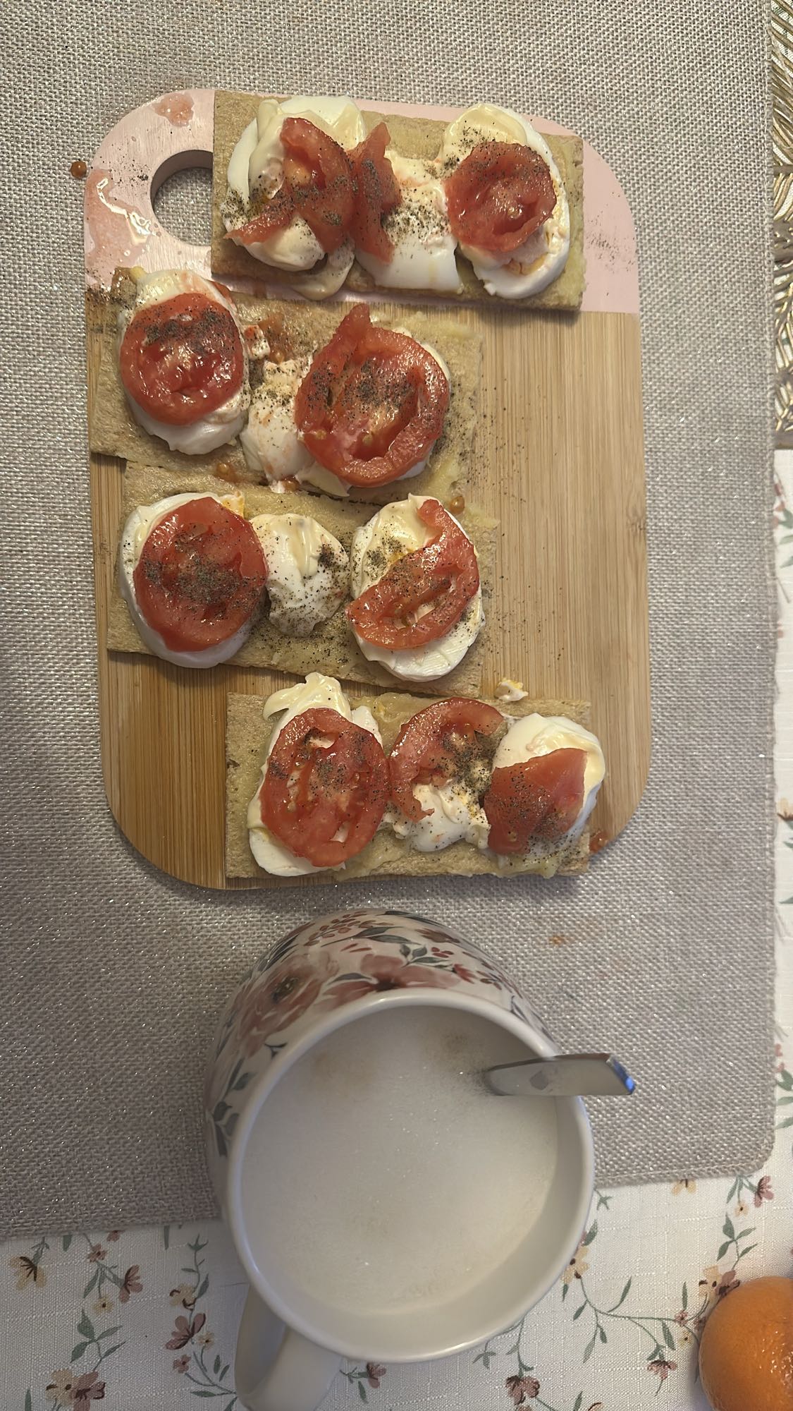 Kanapki z pomidorem i kawą