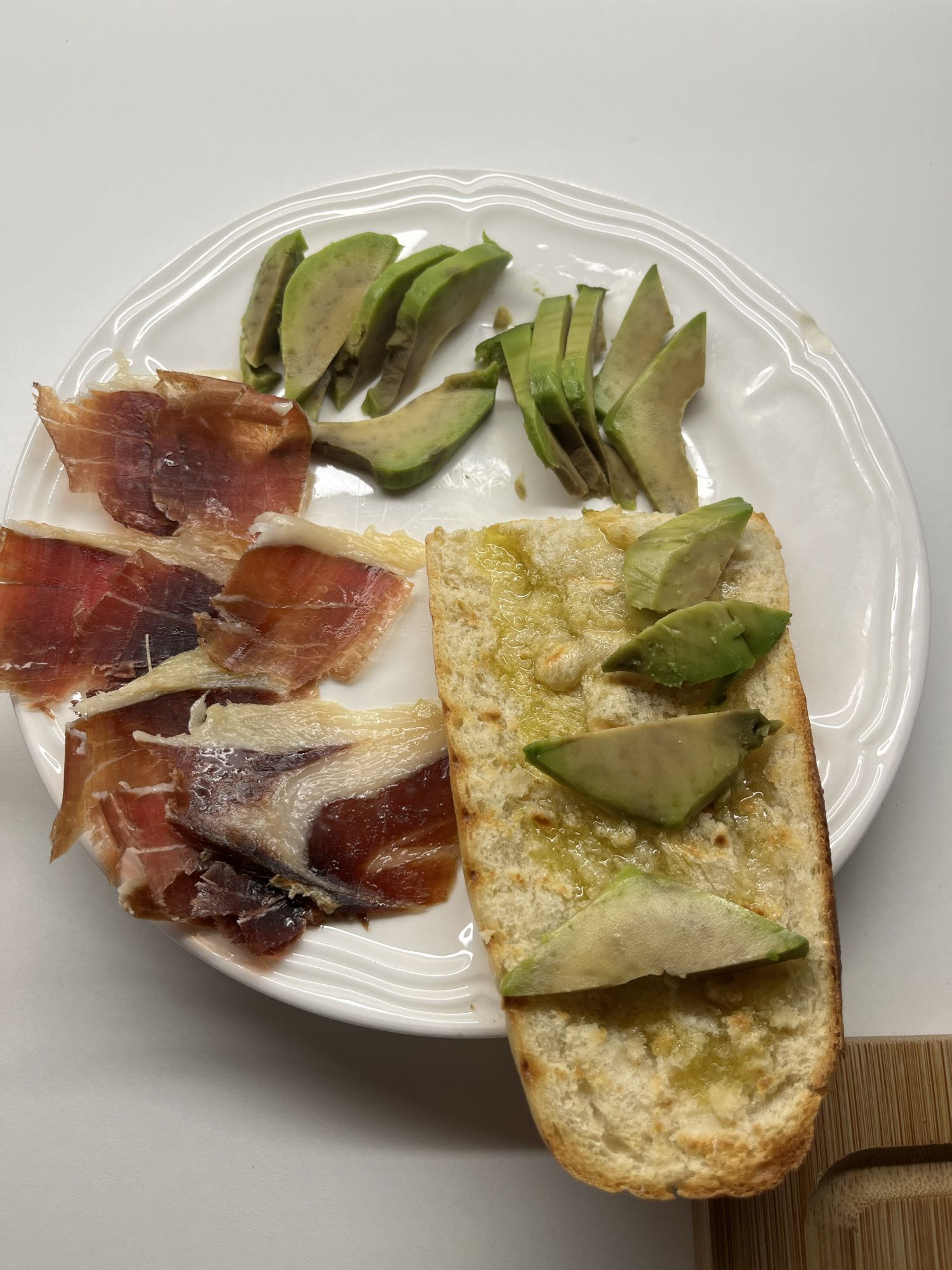 Tostada con jamón y aguacate