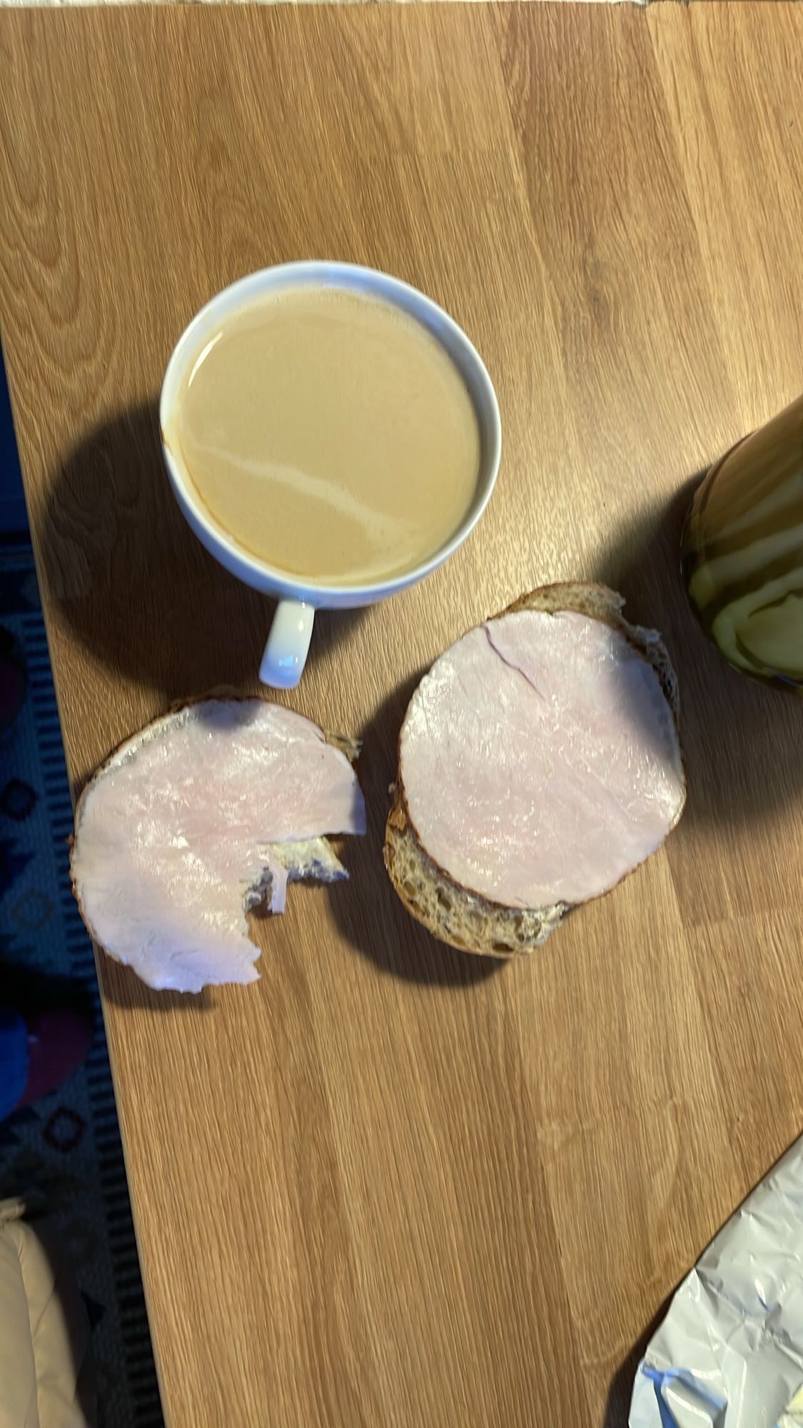 kanapki z szynką i kawa