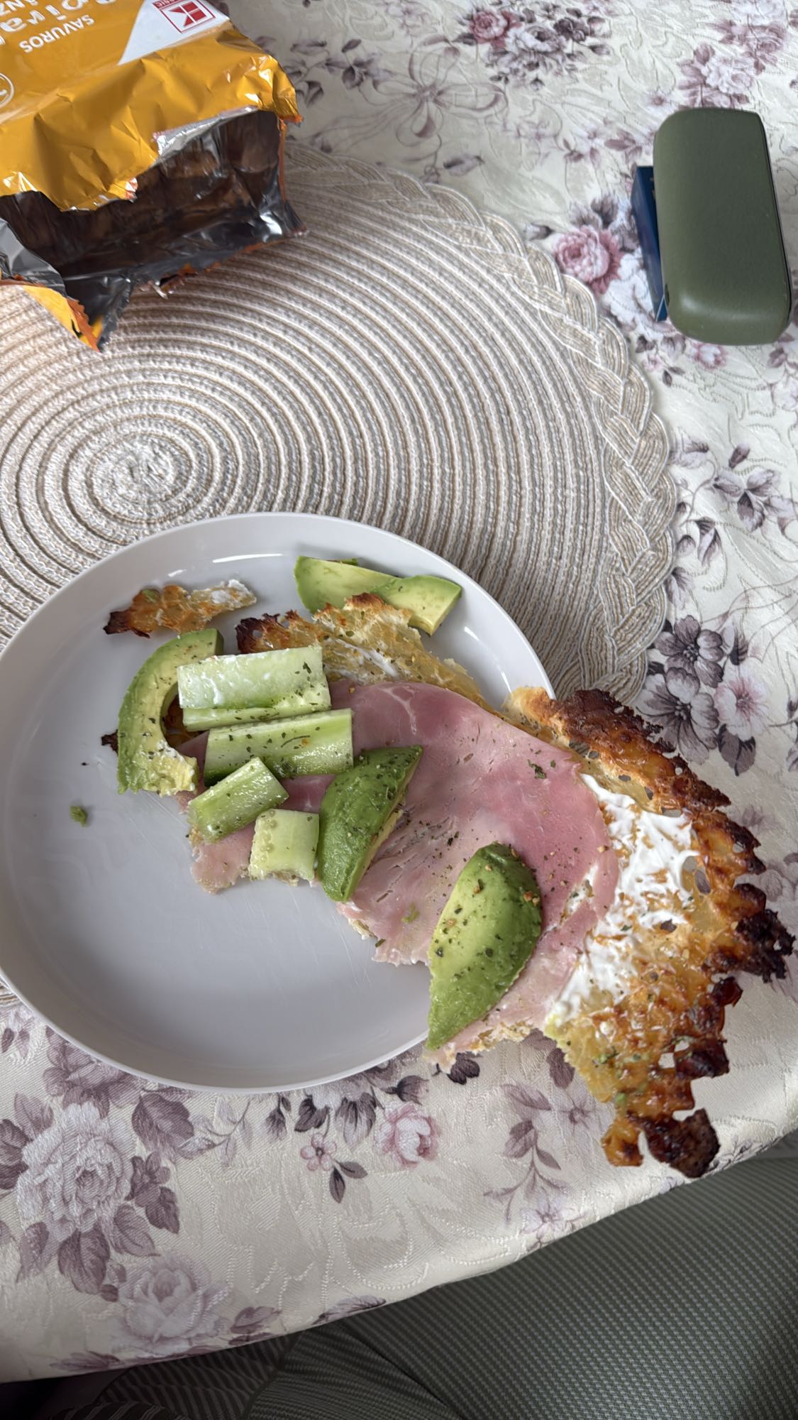 Sandviș cu șuncă și avocado