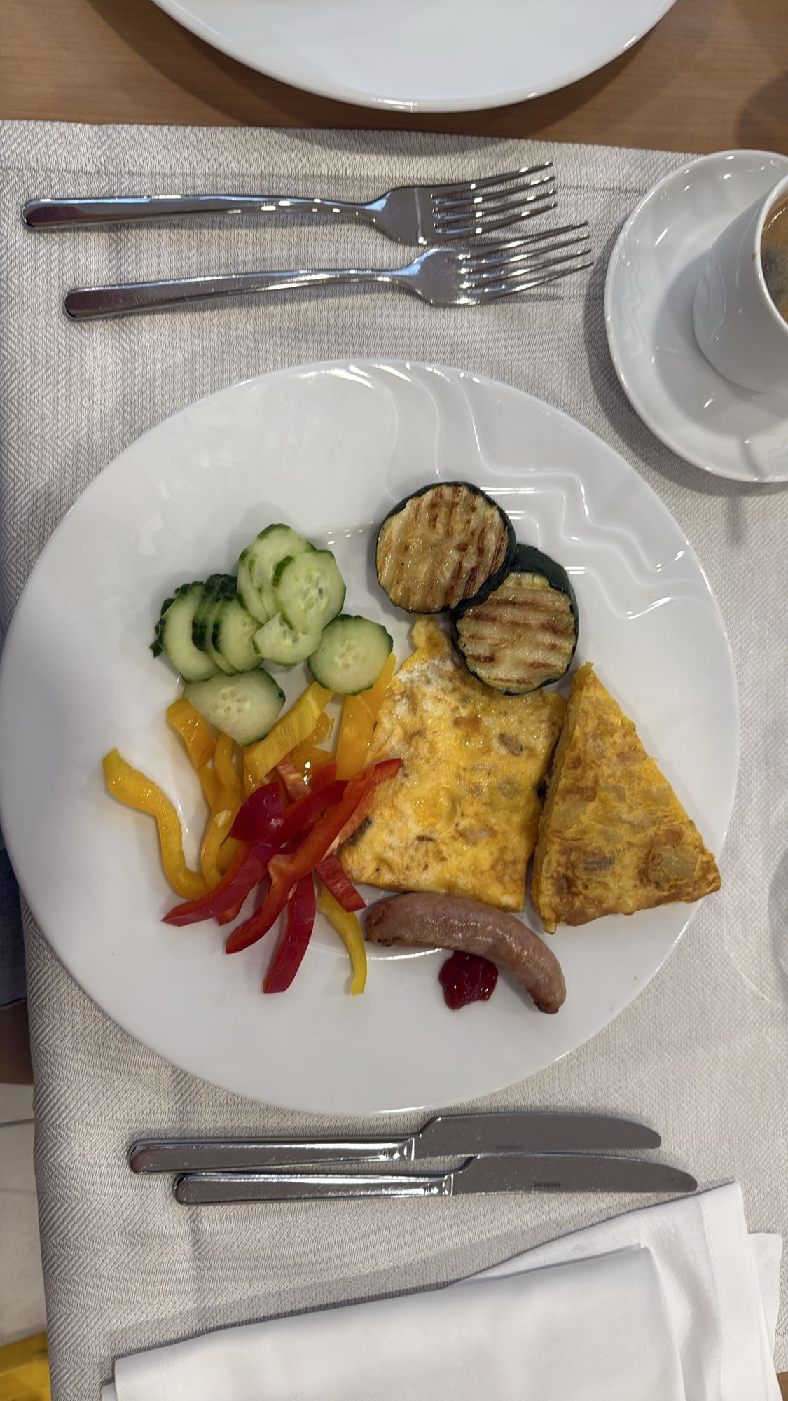 śniadaniowy talerz warzywno-jajeczny