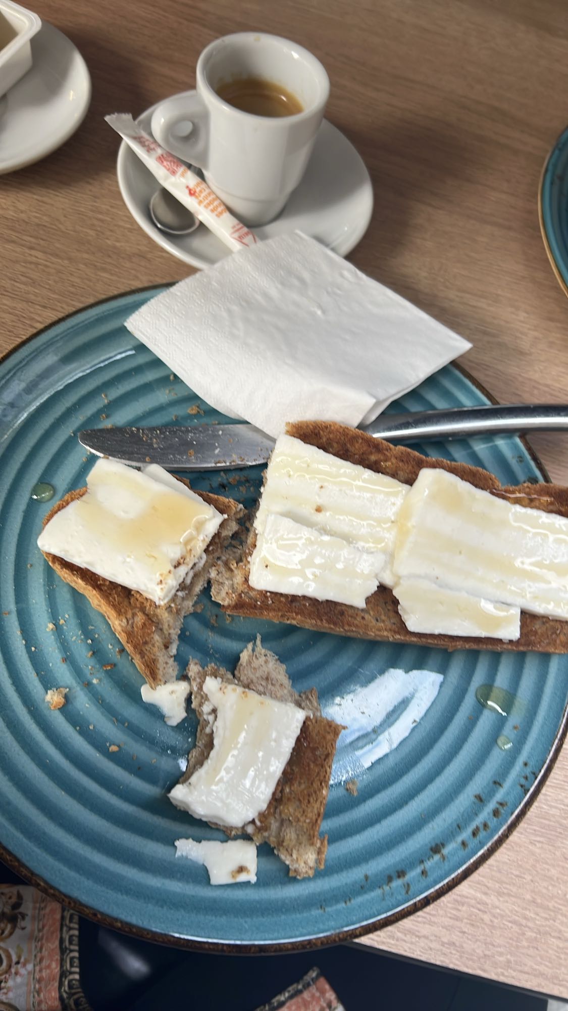 Tostada con queso y miel