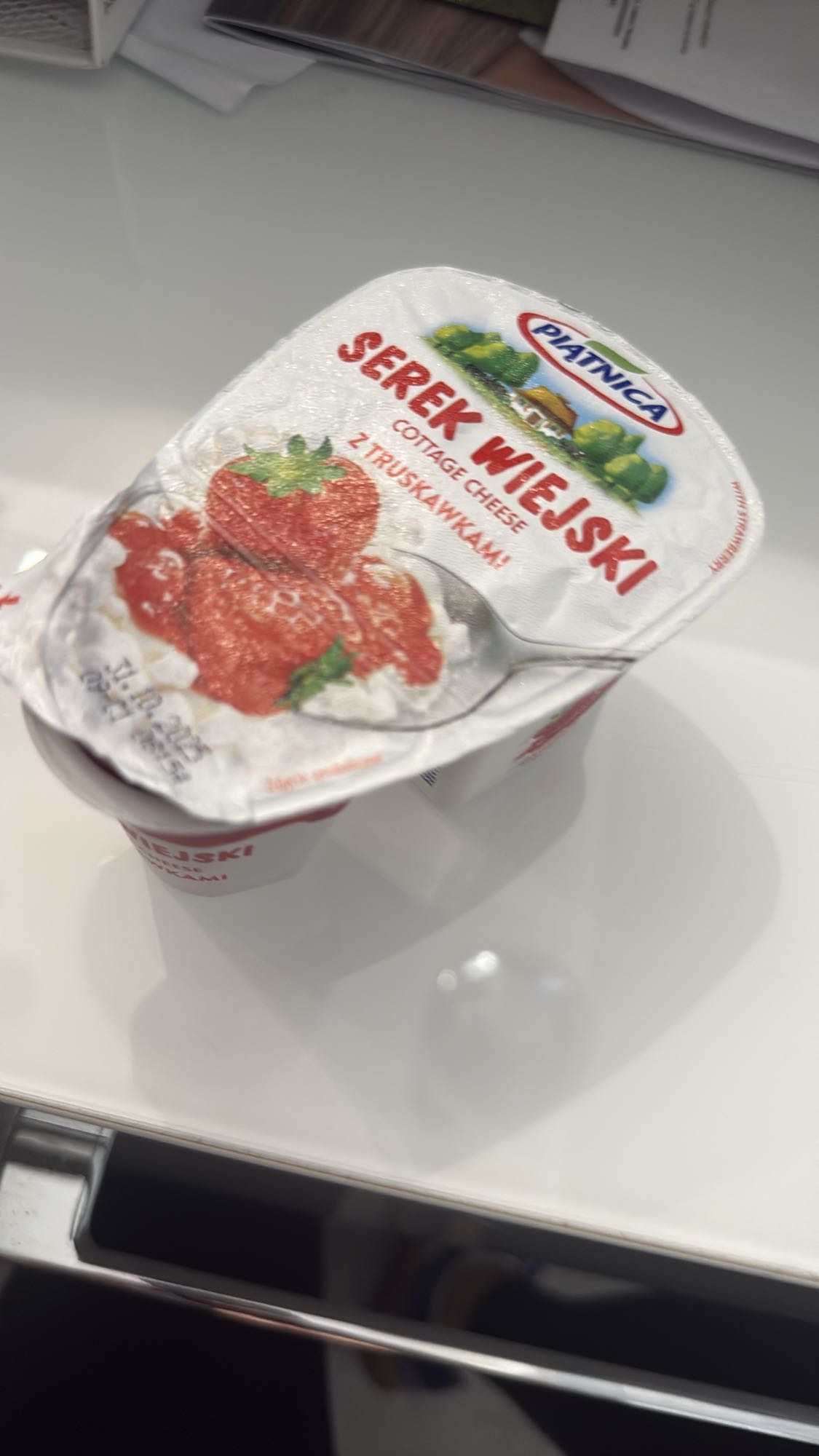 Serek wiejski z truskawkami