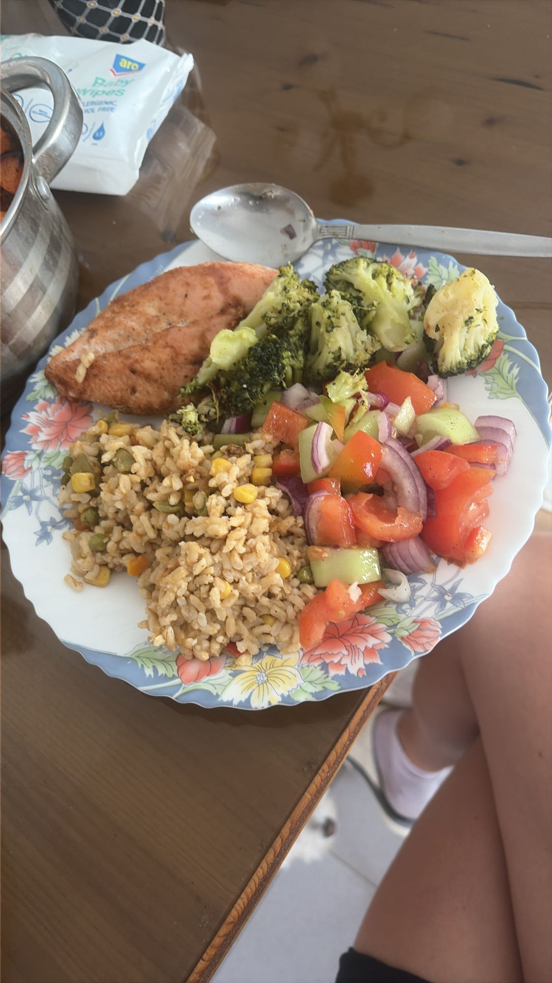 Piept de pui la cuptor cu orez brun și legume