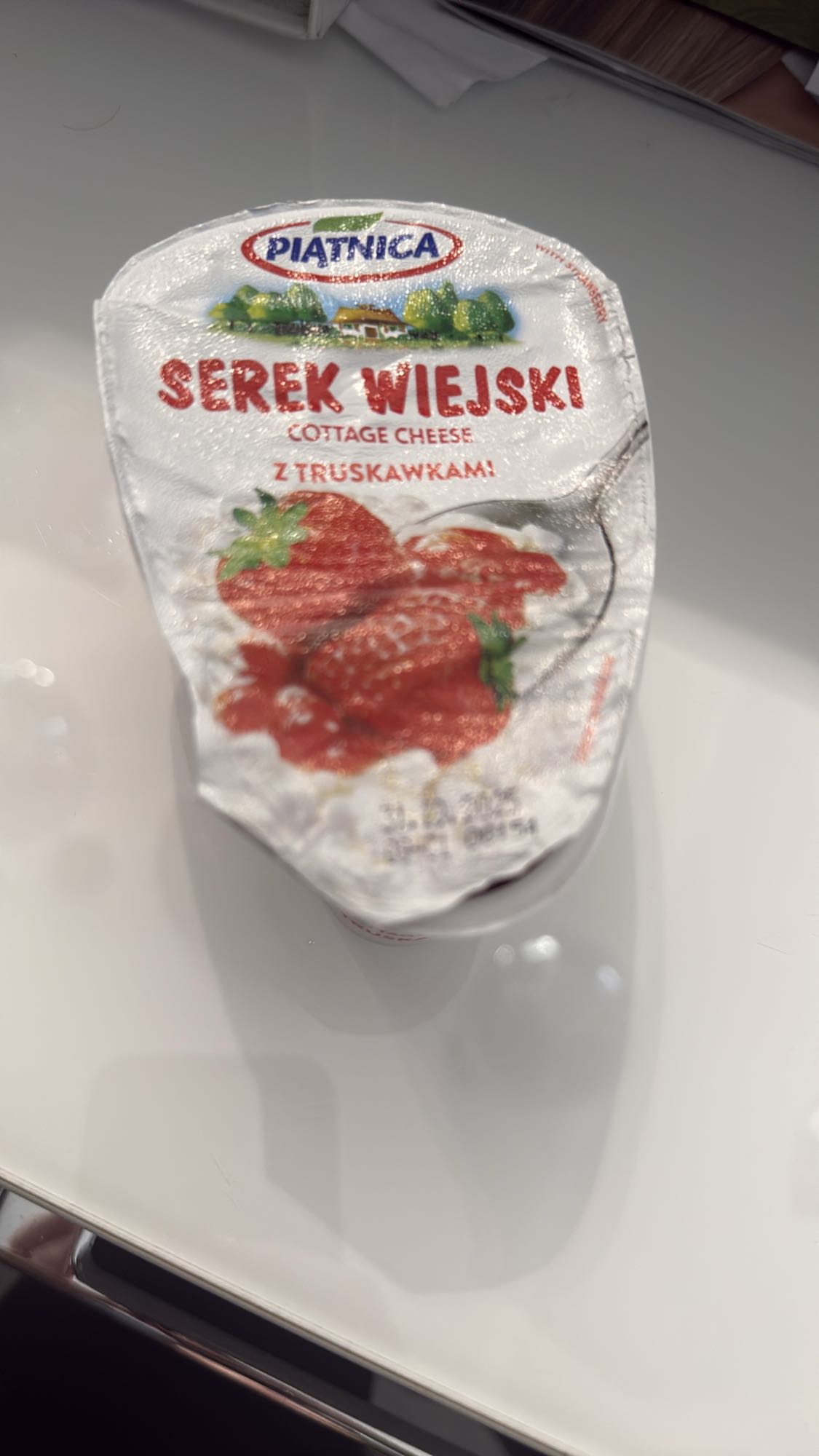 Serek wiejski z truskawkami
