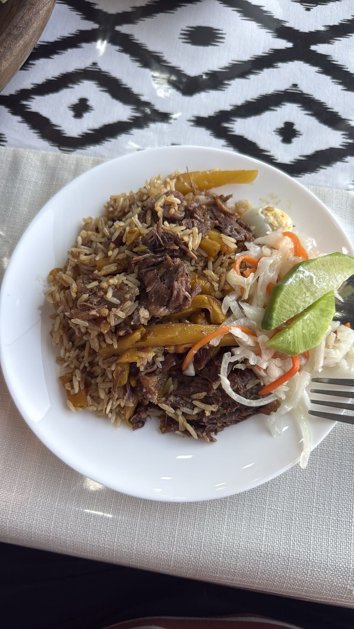 плов с говядиной и салатом