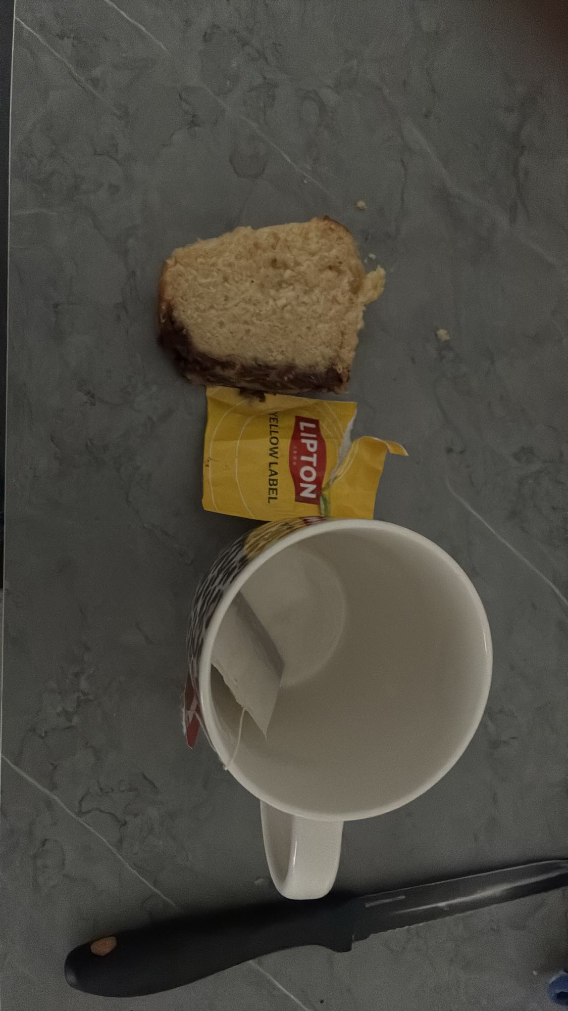 Thé noir et tranche de gâteau