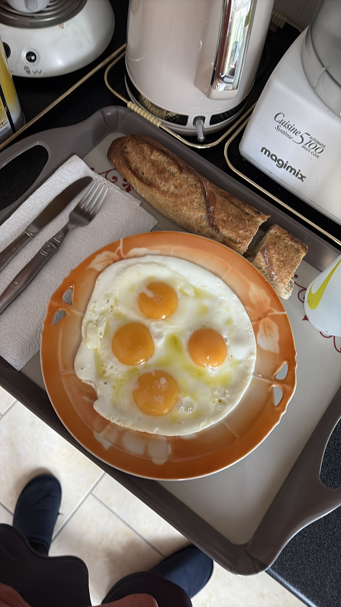 Oeufs au plat et baguette
