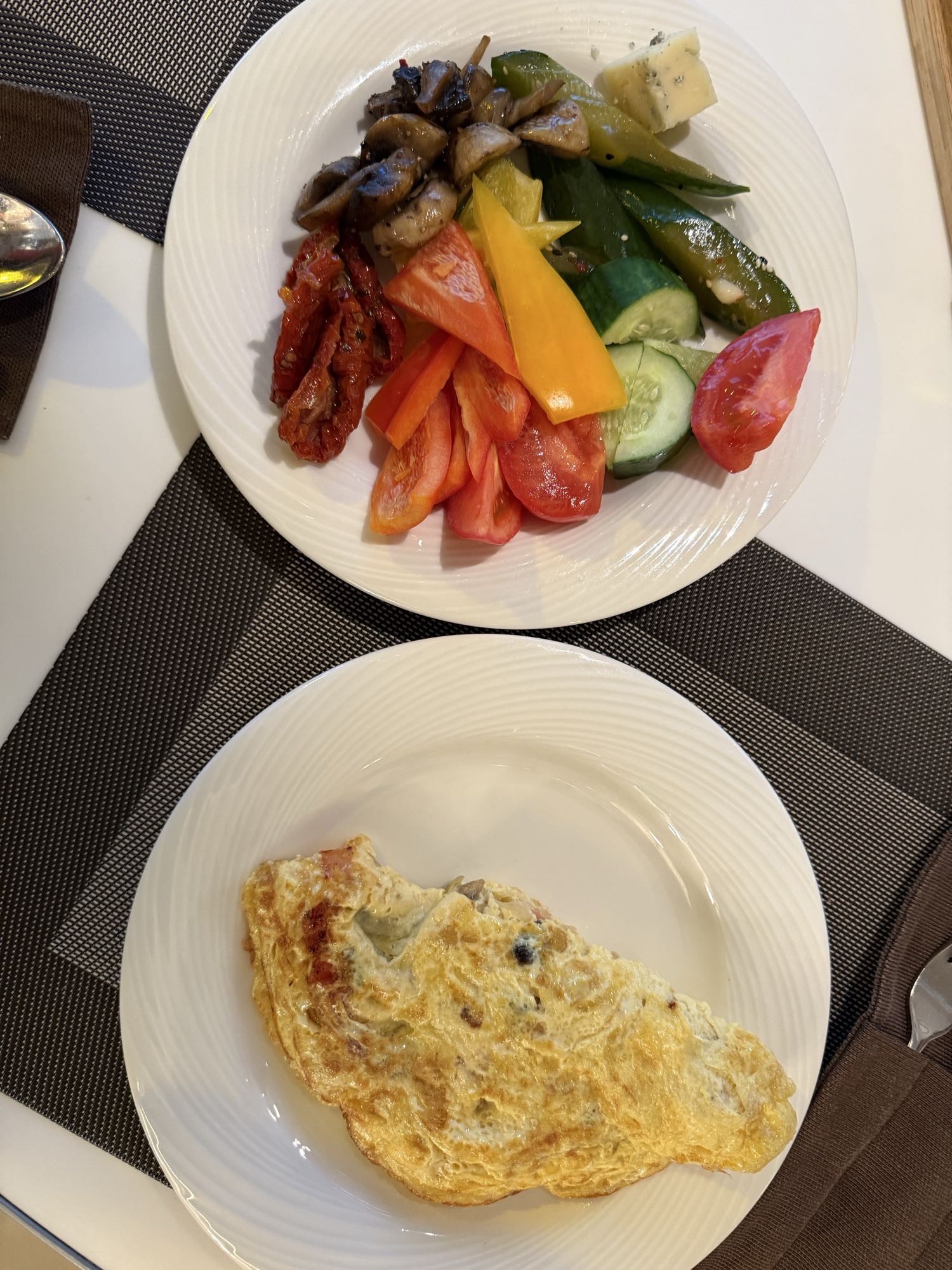 Омлет с овощами и сыром