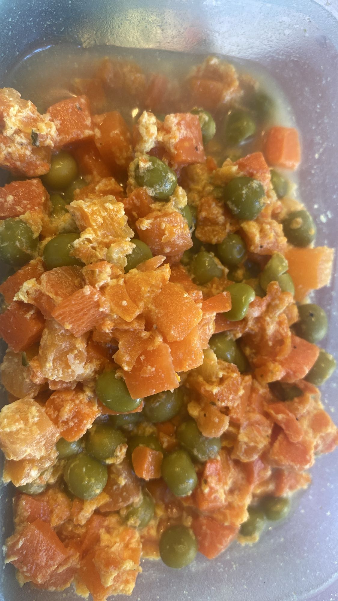 Marchewka z groszkiem i jajkiem