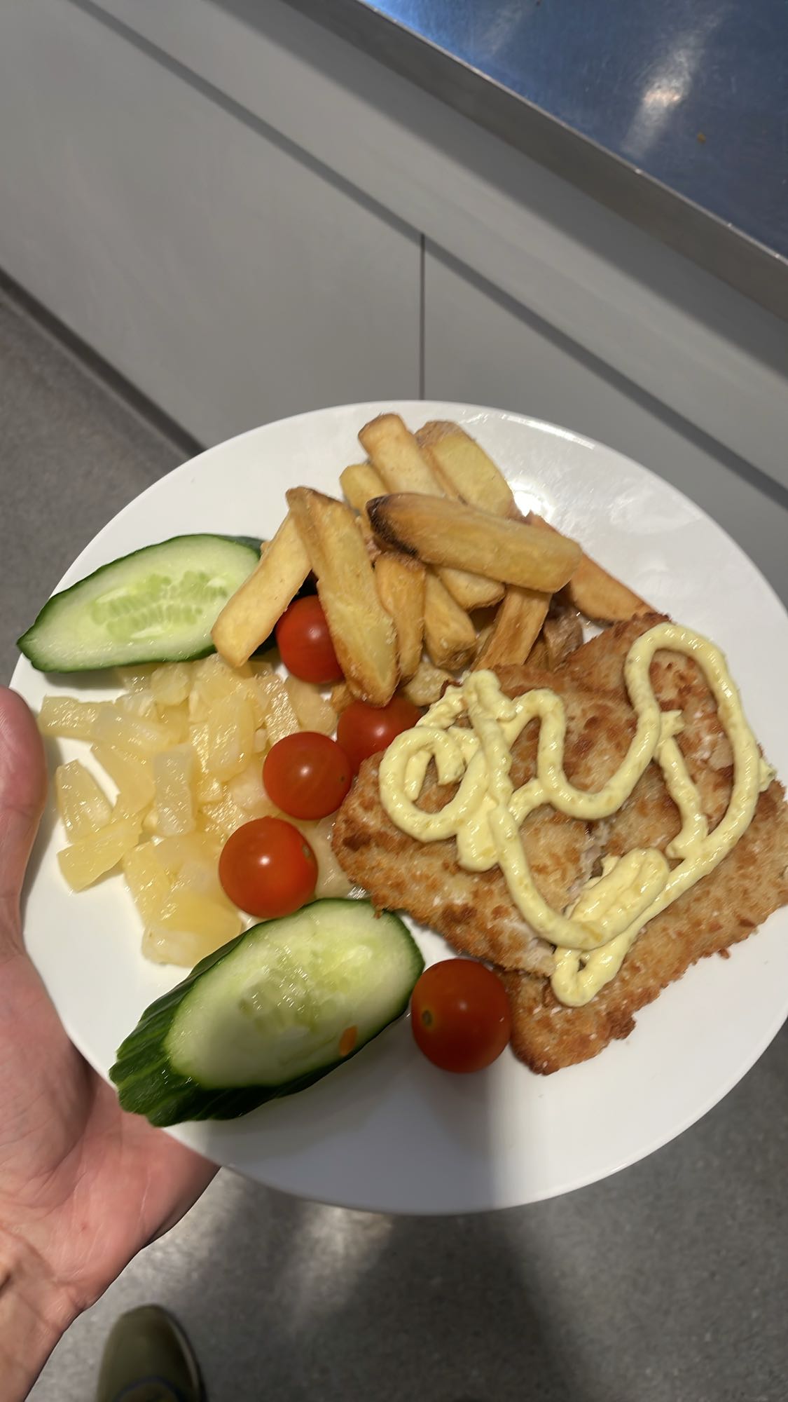 Fisk med pommes och sallad