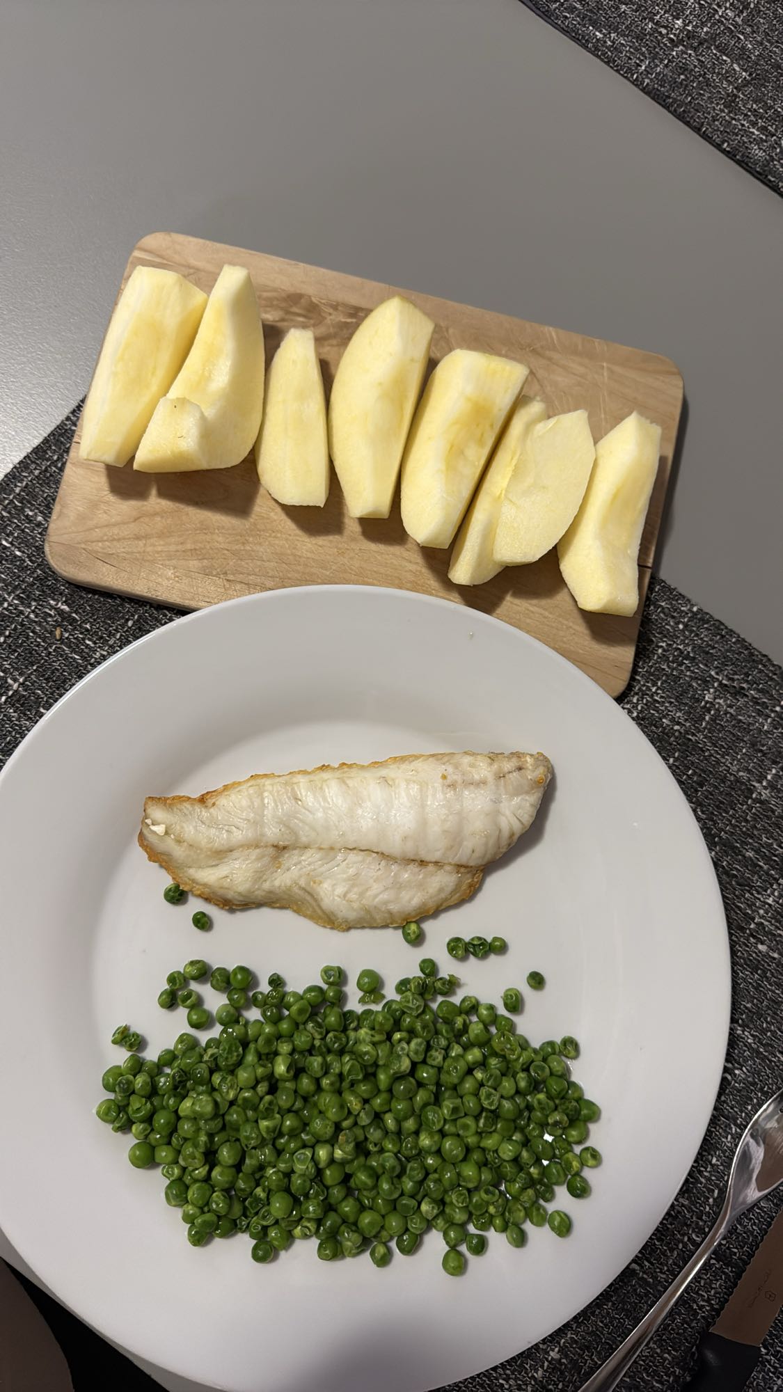 File de pește, mazăre și mere