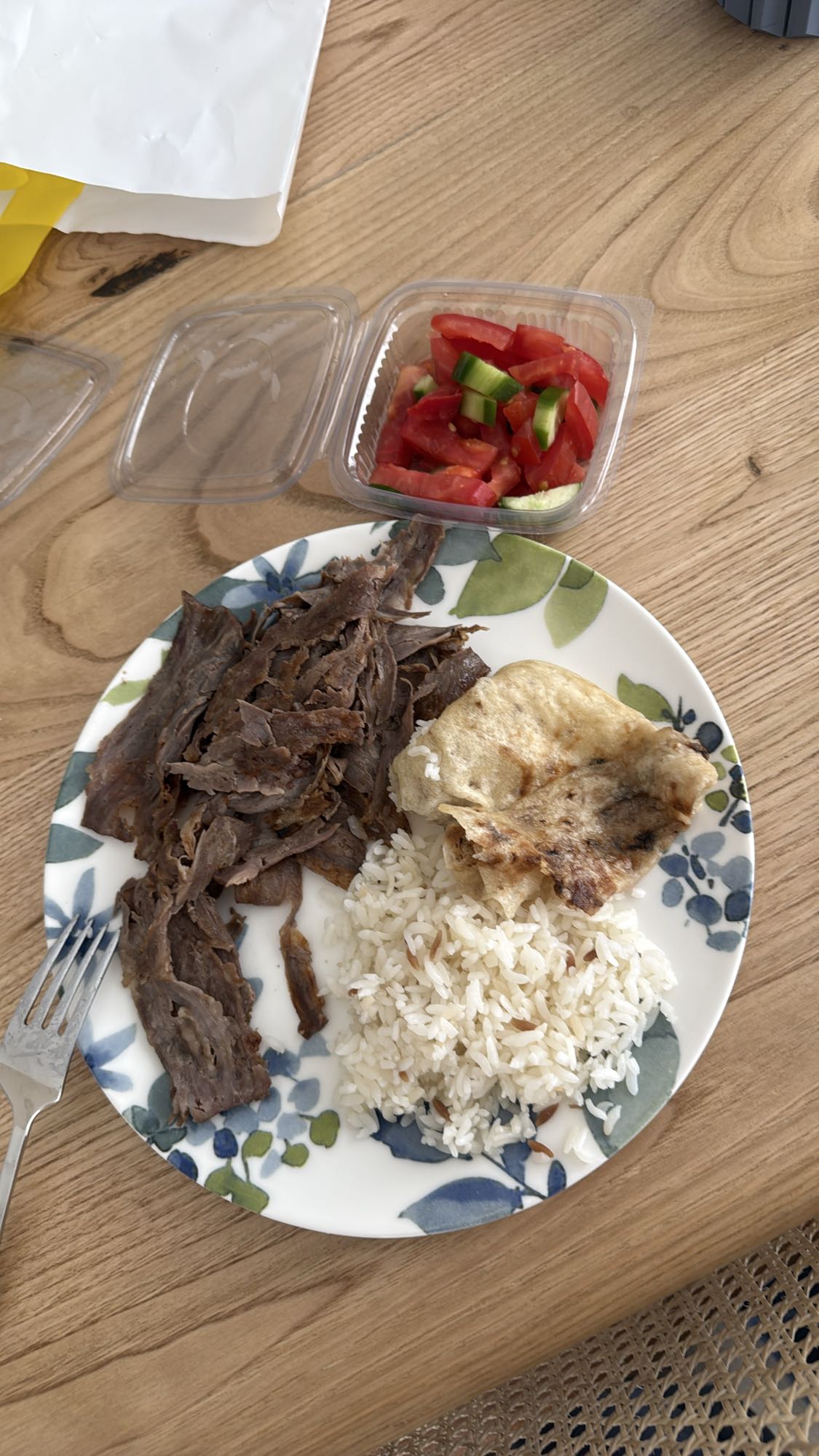 Et döner pilav tabağı