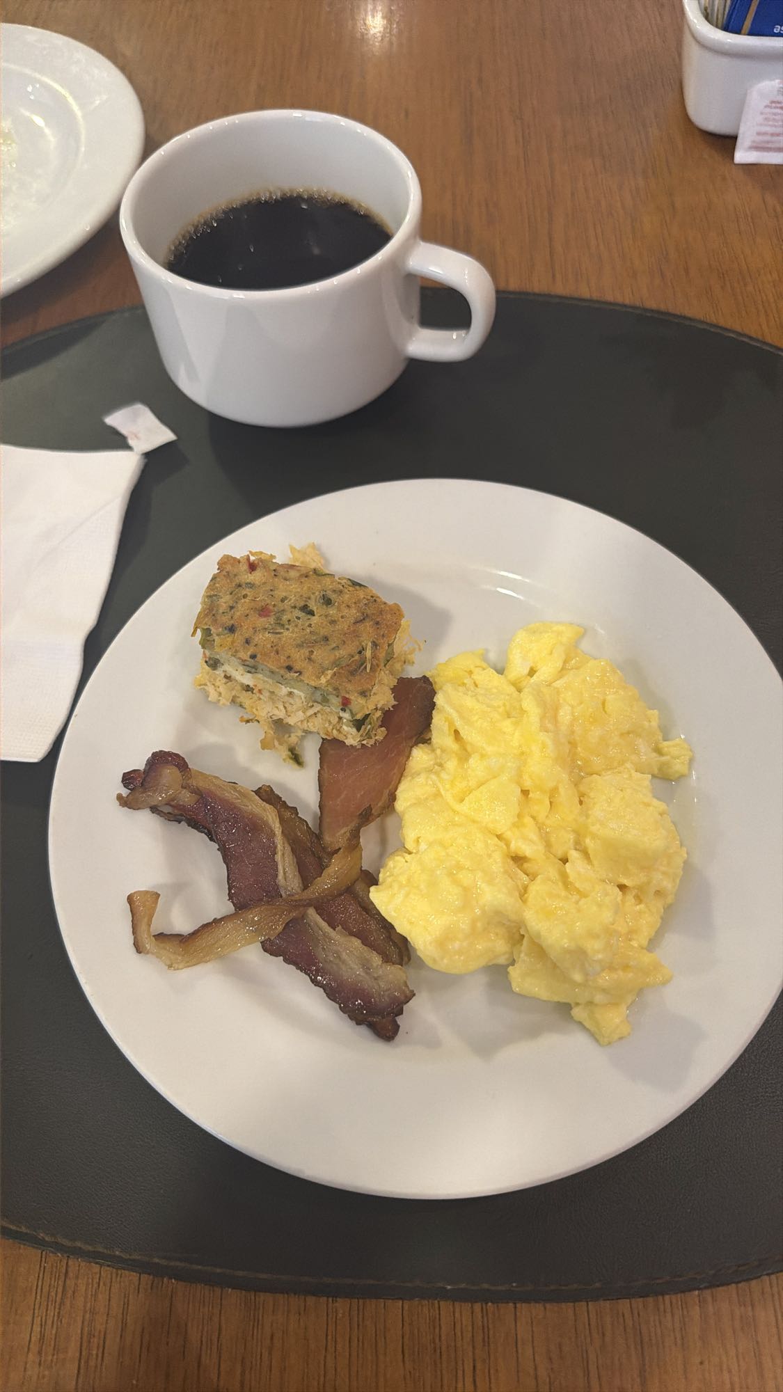 Café com ovos e bacon