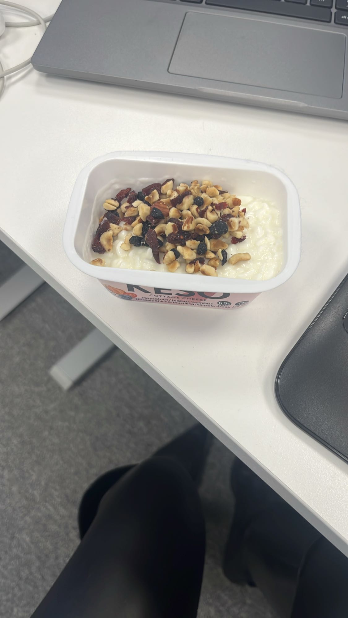 Keso med nötter och bär