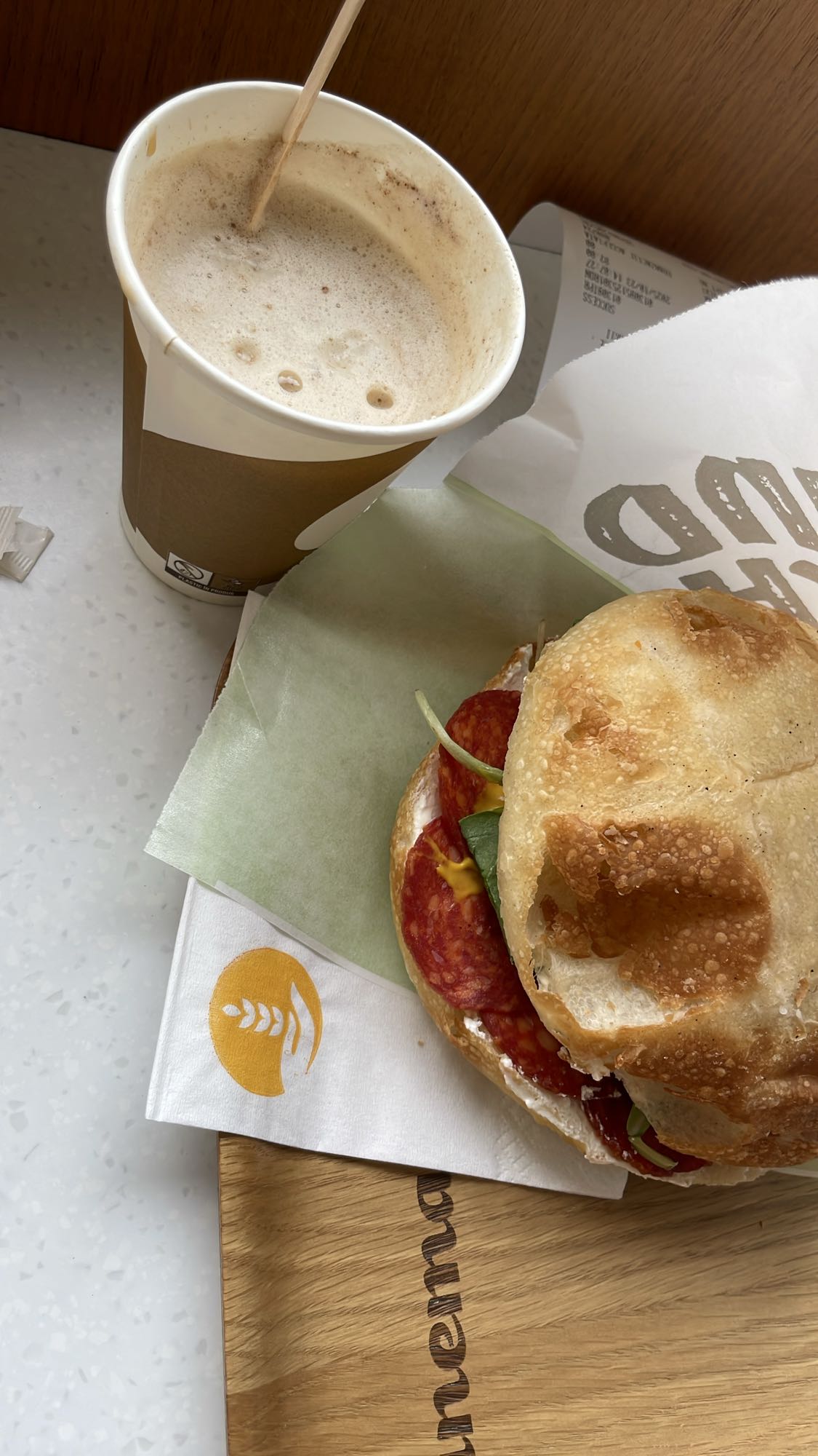 Sandviș cu salam și cafea