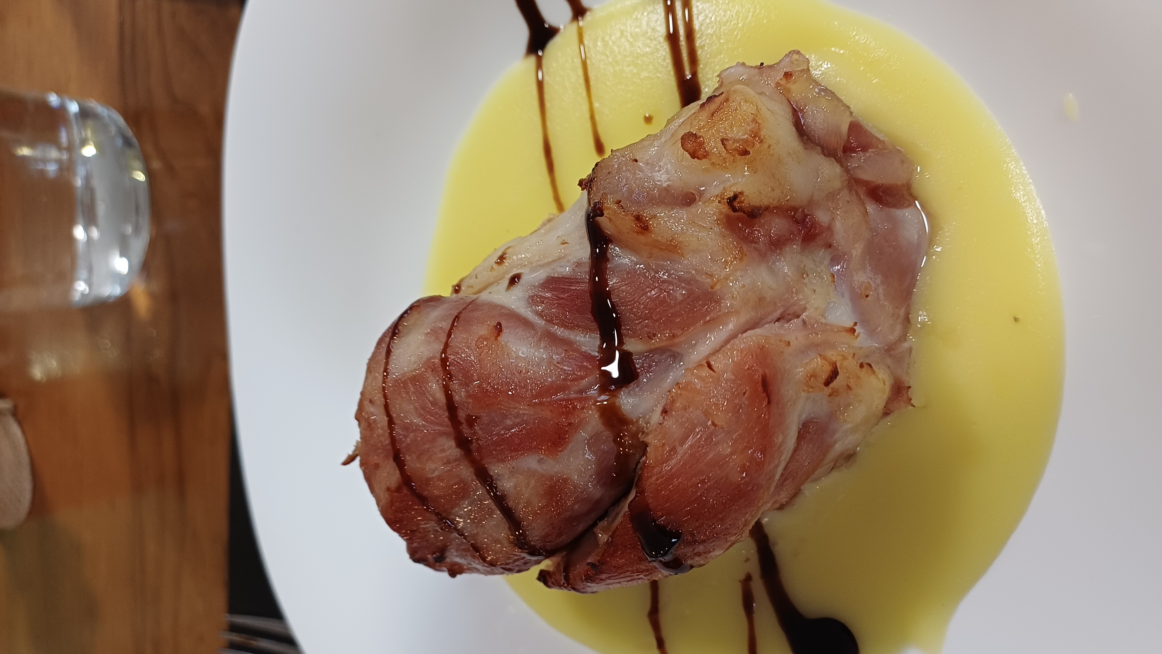 Codillo con puré y salsa