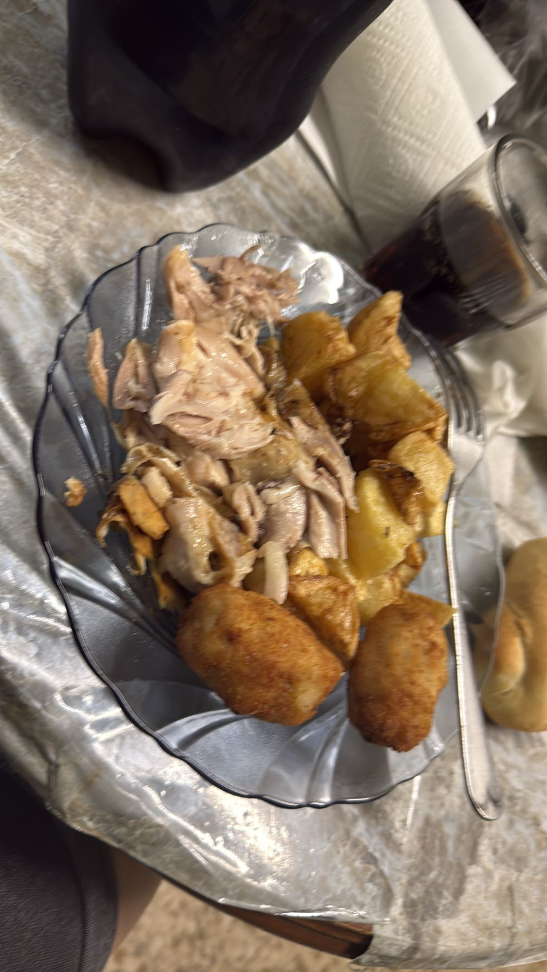 Pollo con papas y croquetas