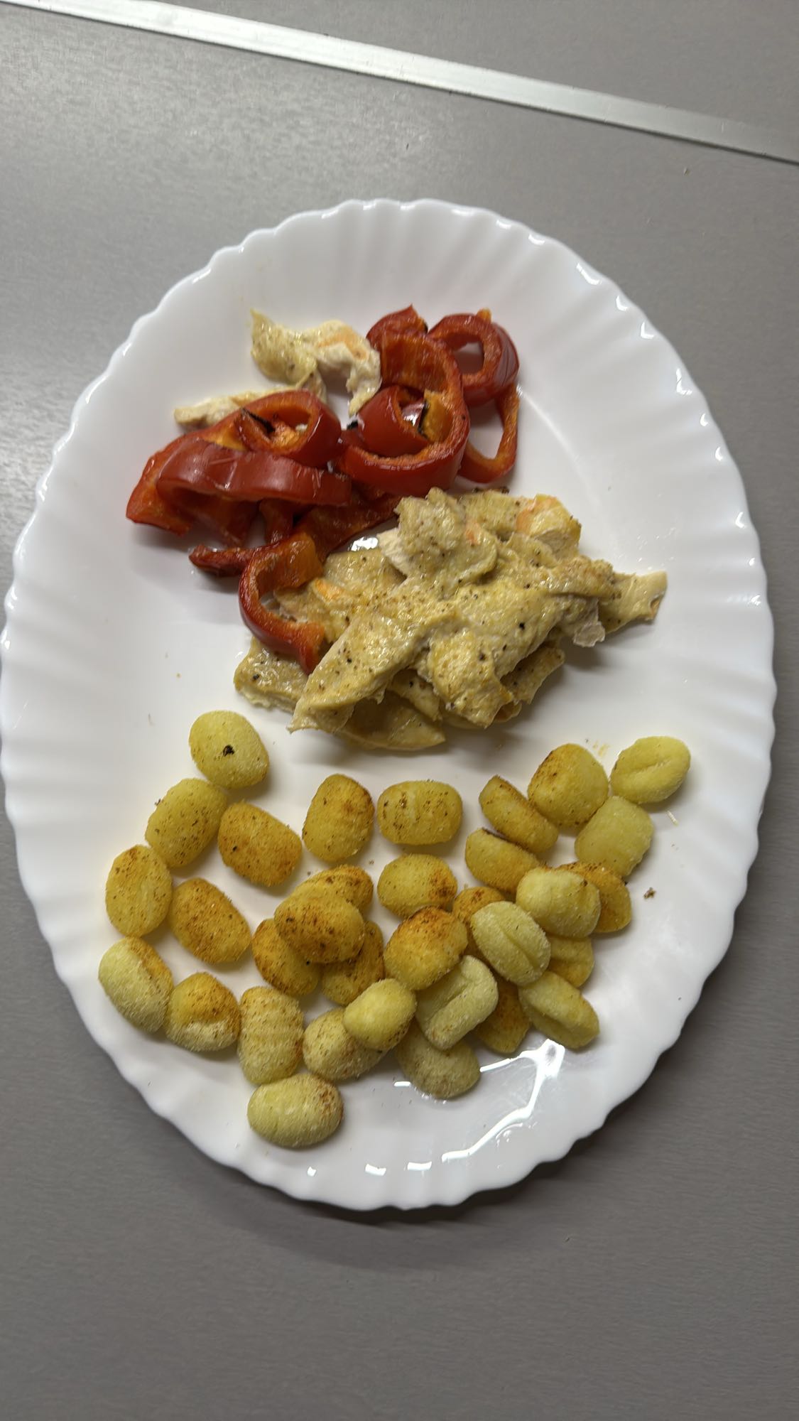 Pollo con pimientos y gnocchi