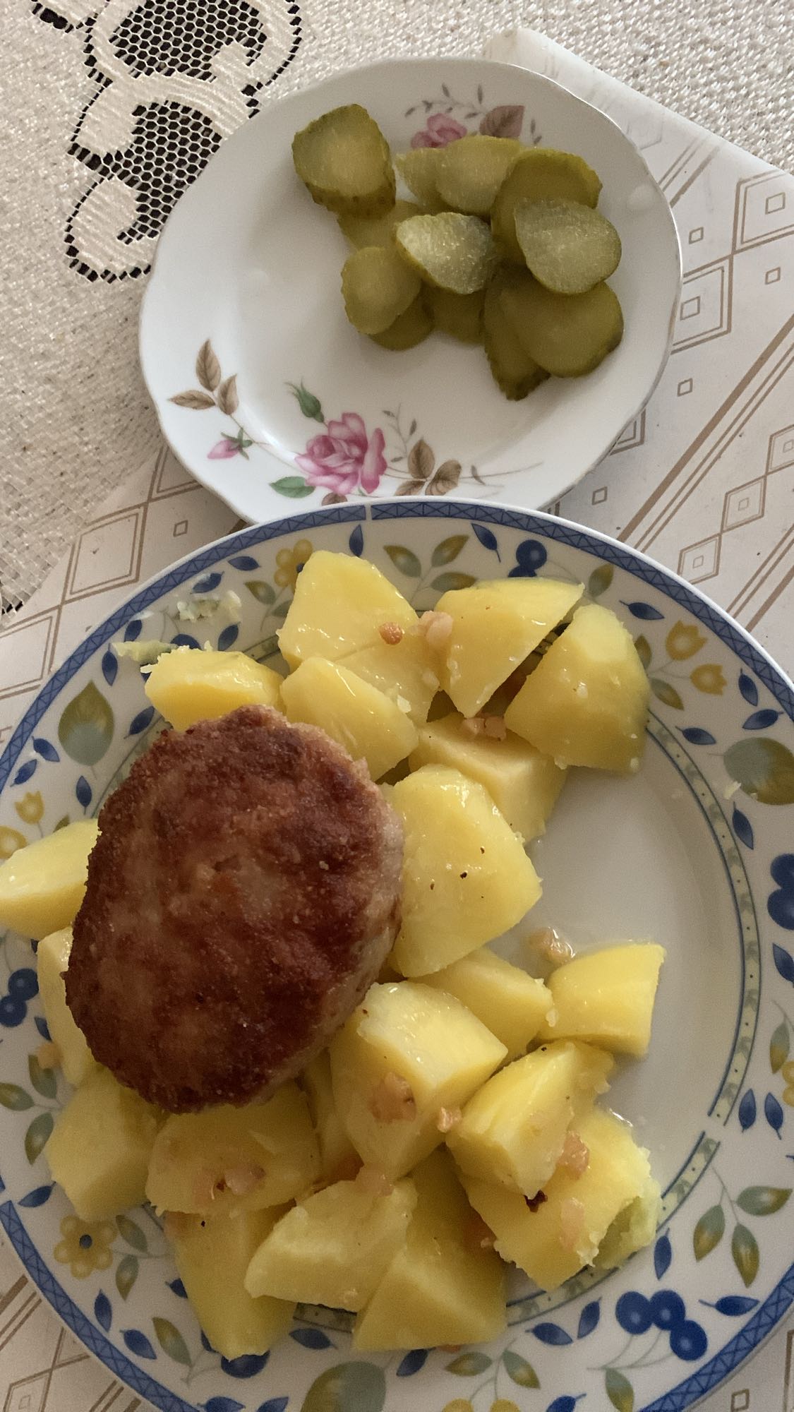 kotlet mielony z ziemniakami