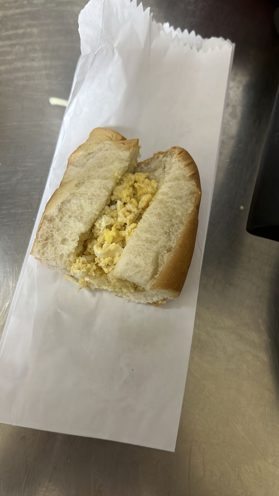 Pão com ovos mexidos