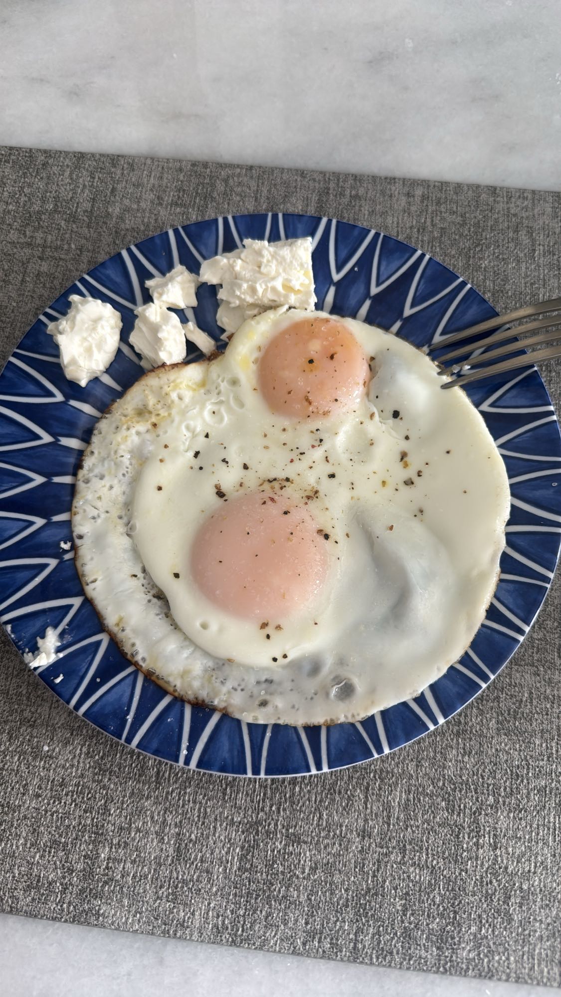 Huevos fritos con queso