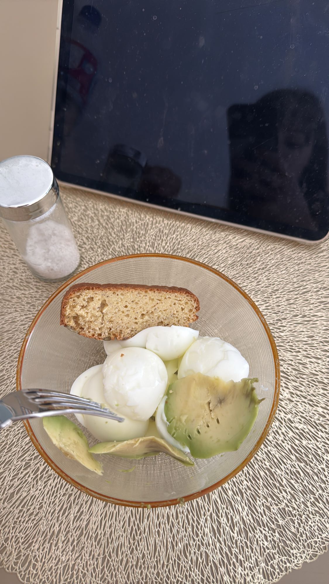 Яйца с авокадо и хлебом