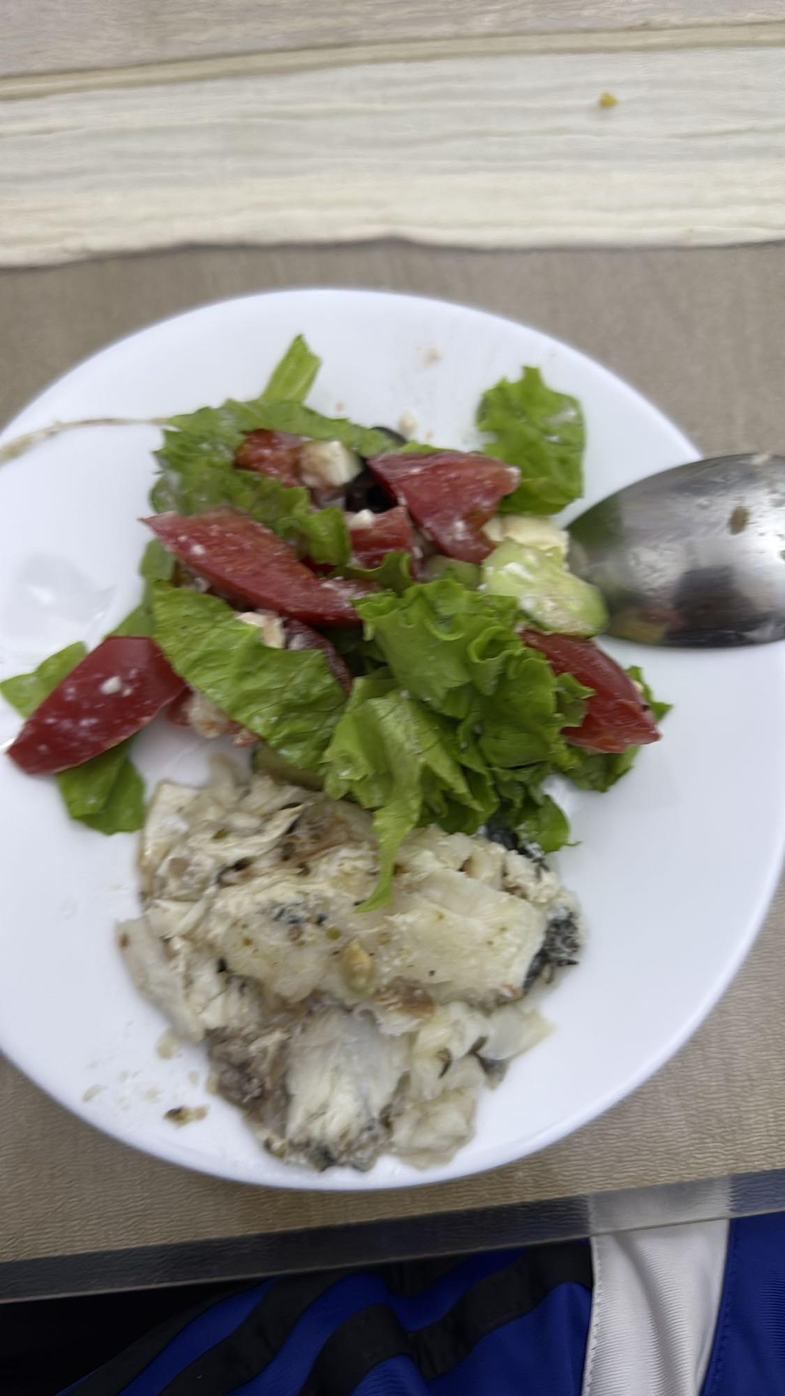 рыба с овощным салатом