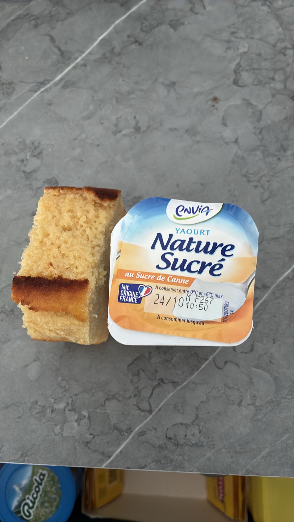 Gâteau et yaourt sucré