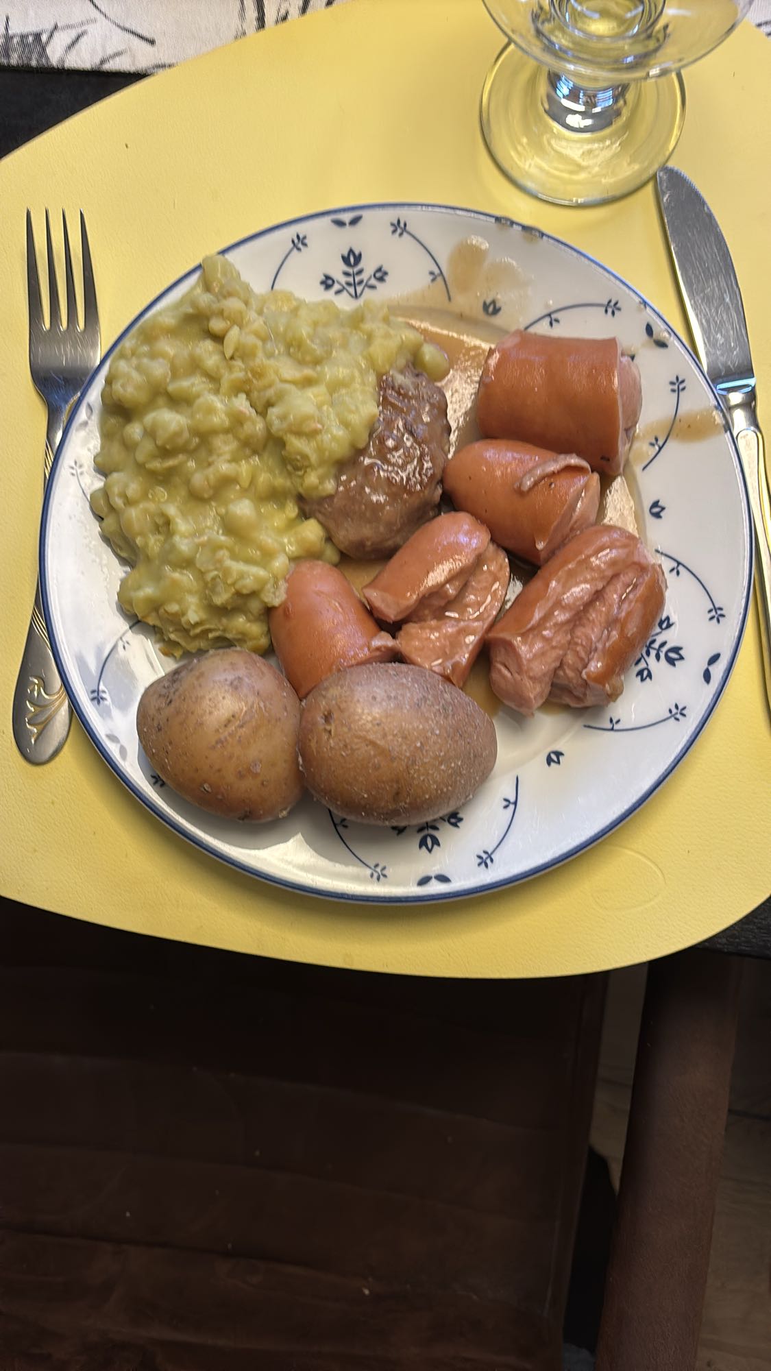 Ertestuing med pølse og potet