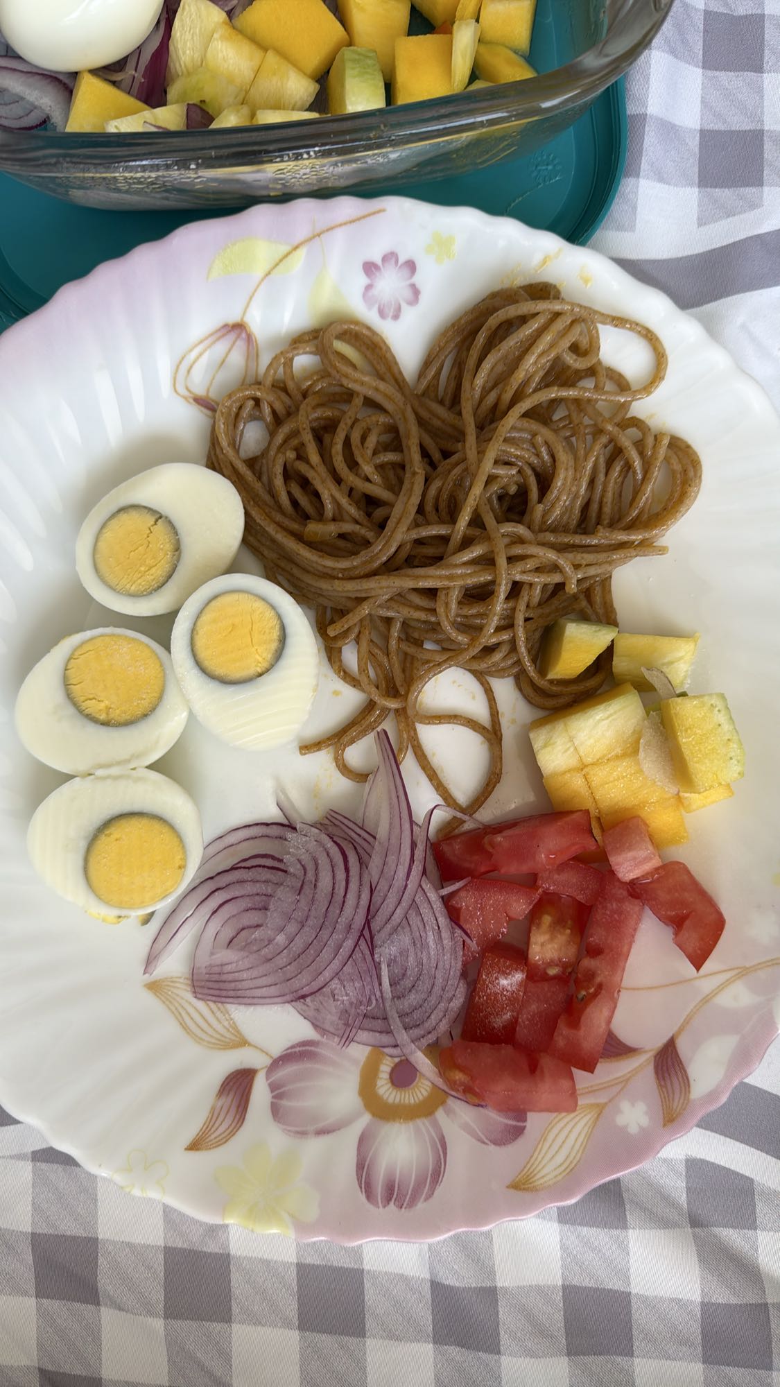 Ovo, macarrão e legumes