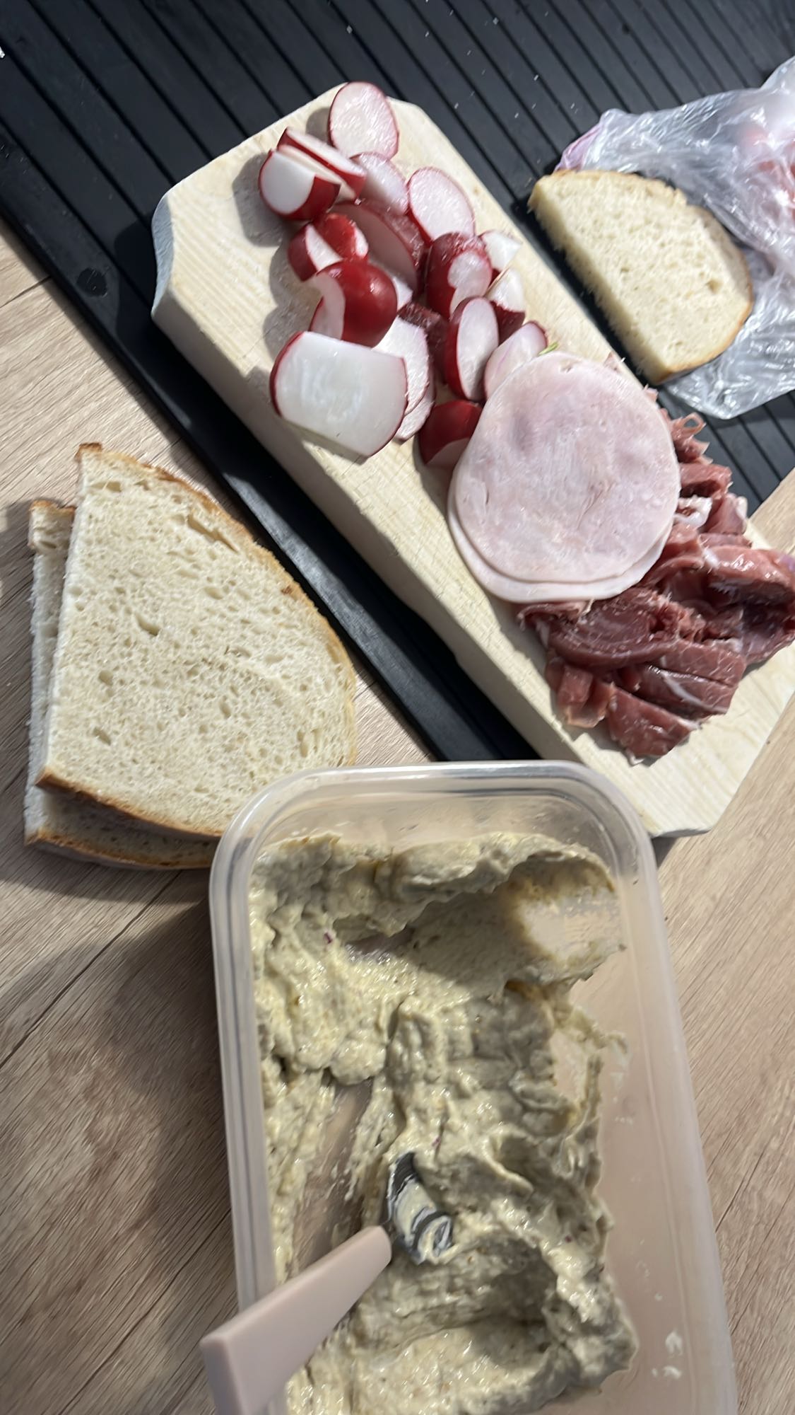 Sandviș cu legume și carne