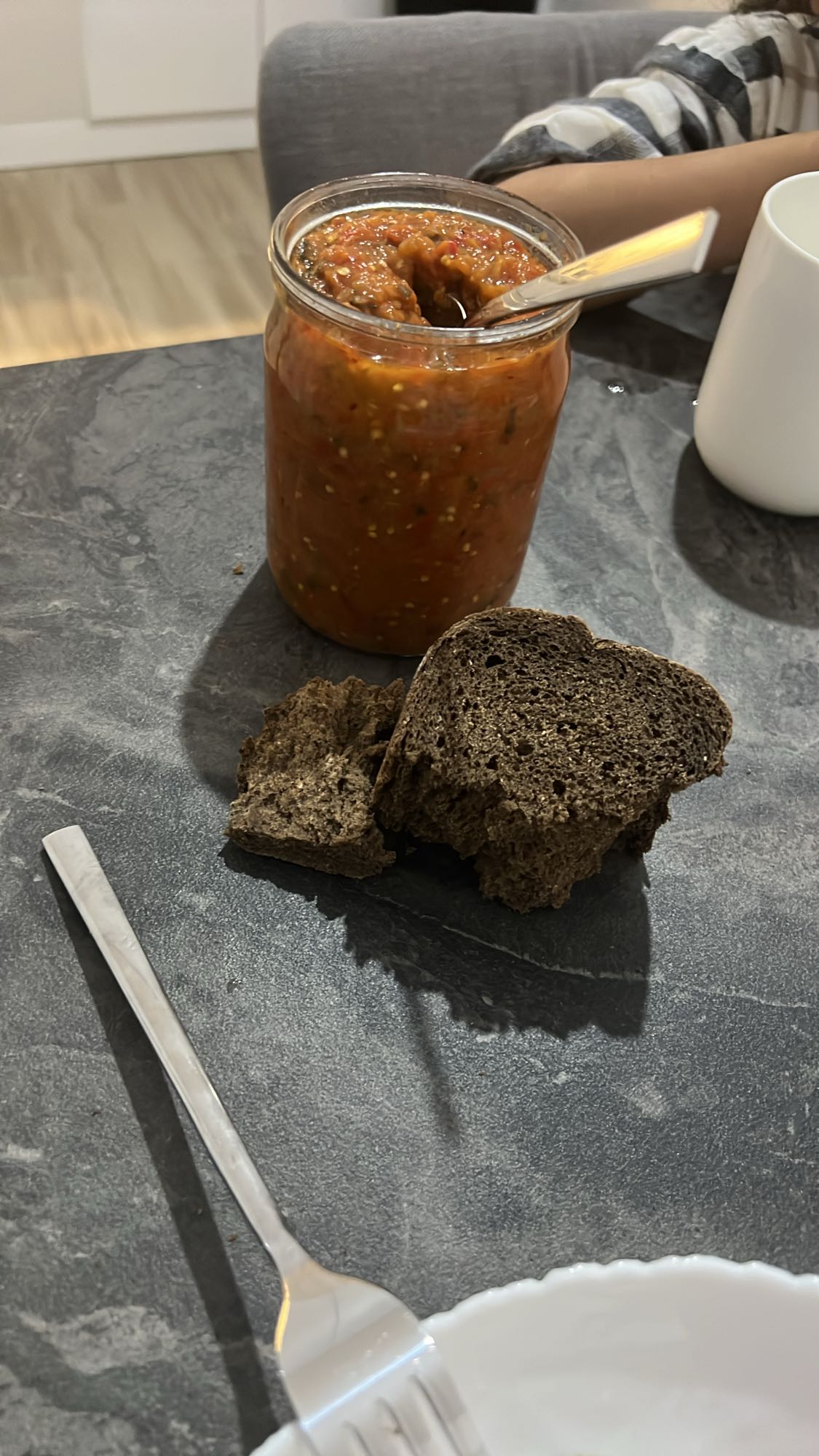 սև հաց սոուսով