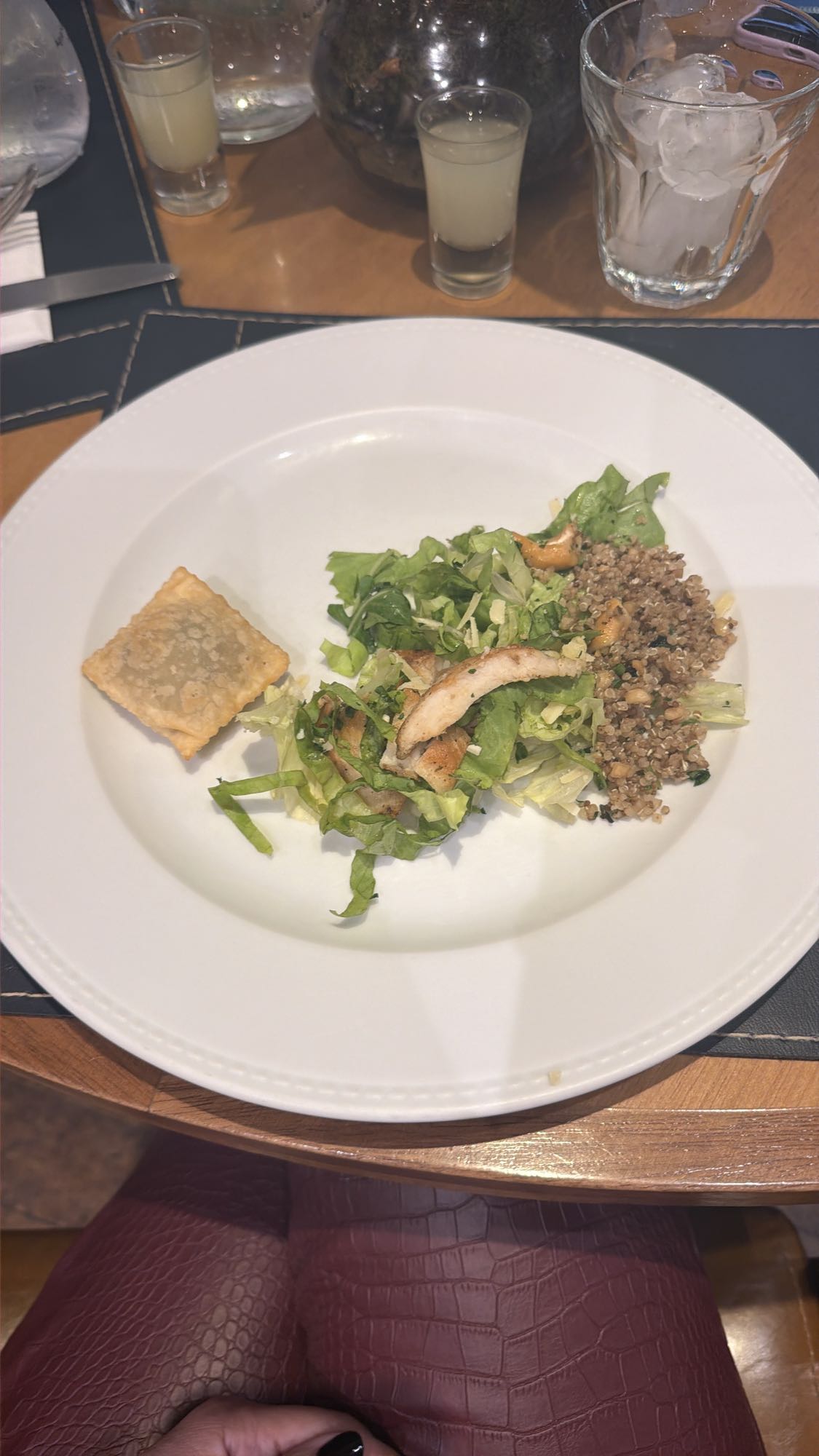 Salada com frango e quinoa