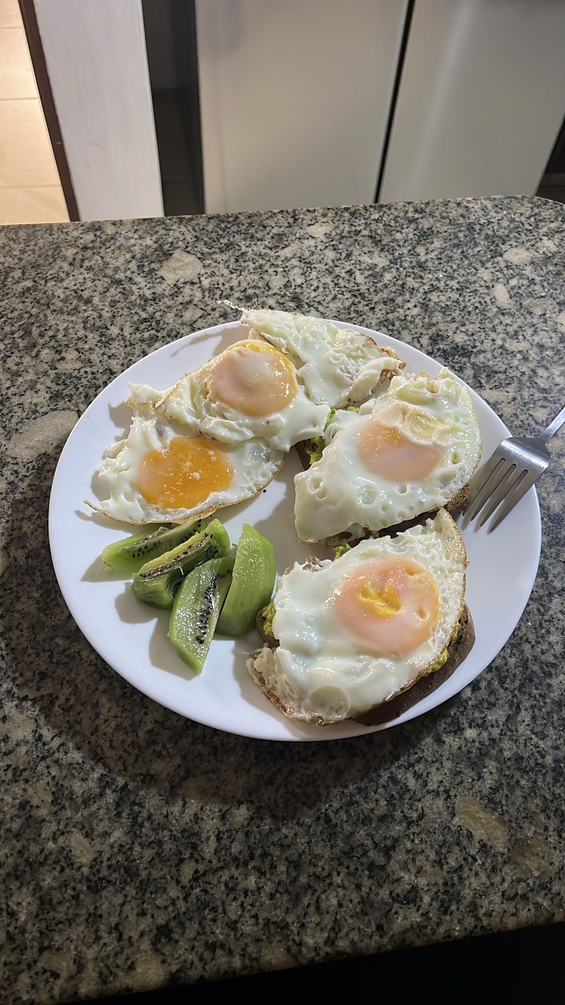 Tostadas con huevo y kiwi