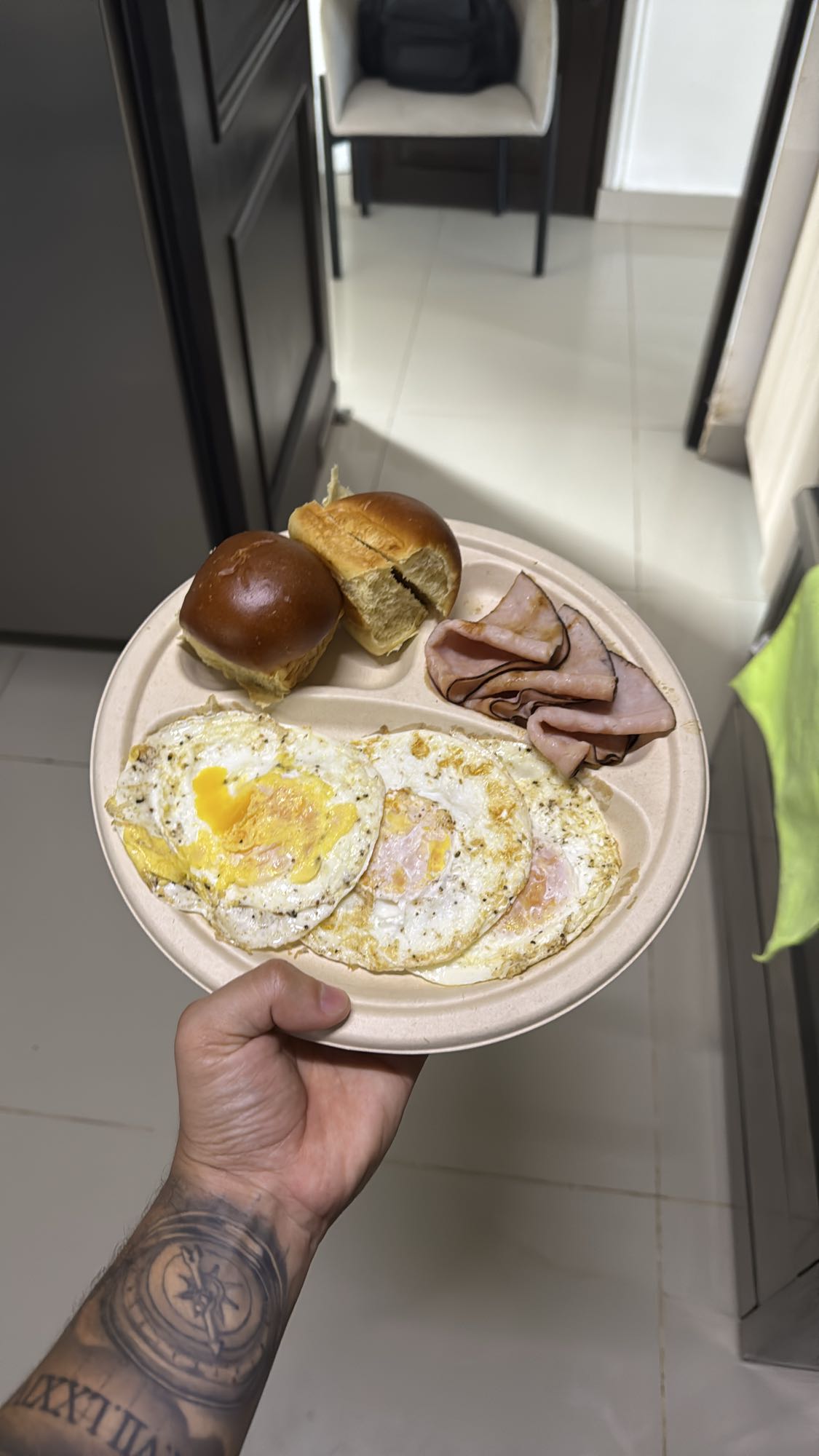 Desayuno con huevos y pan