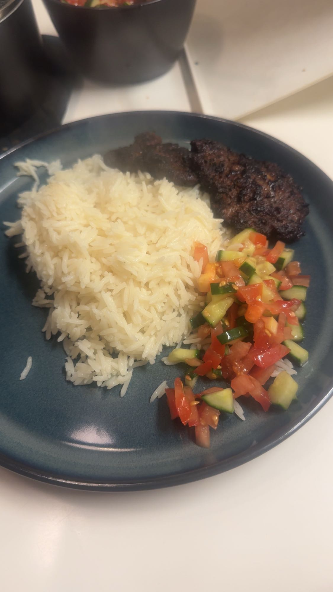 Ris med köttfärsbiff och sallad
