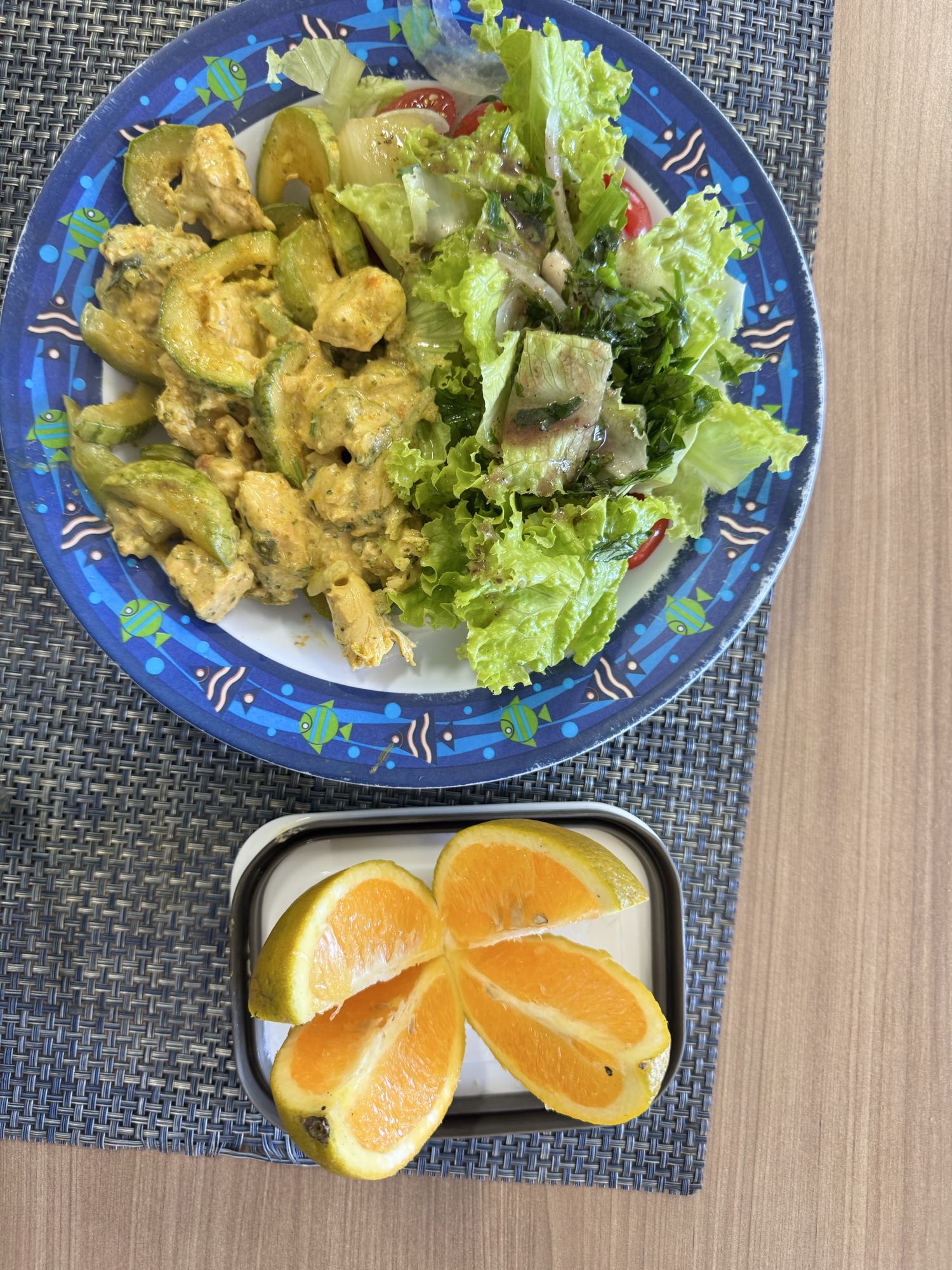 Frango com salada e laranja