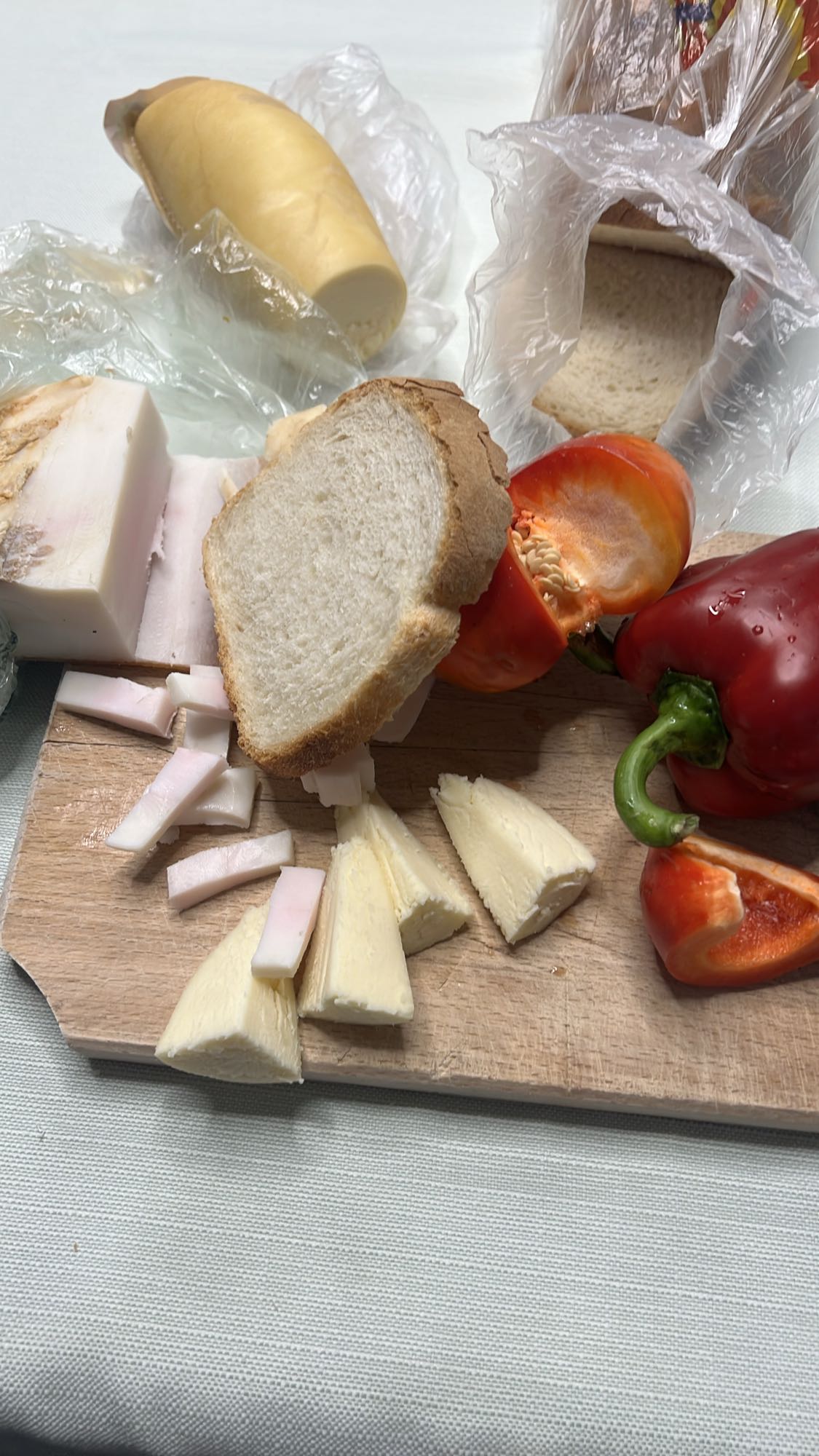 Gustare cu brânză, slănină și ardei