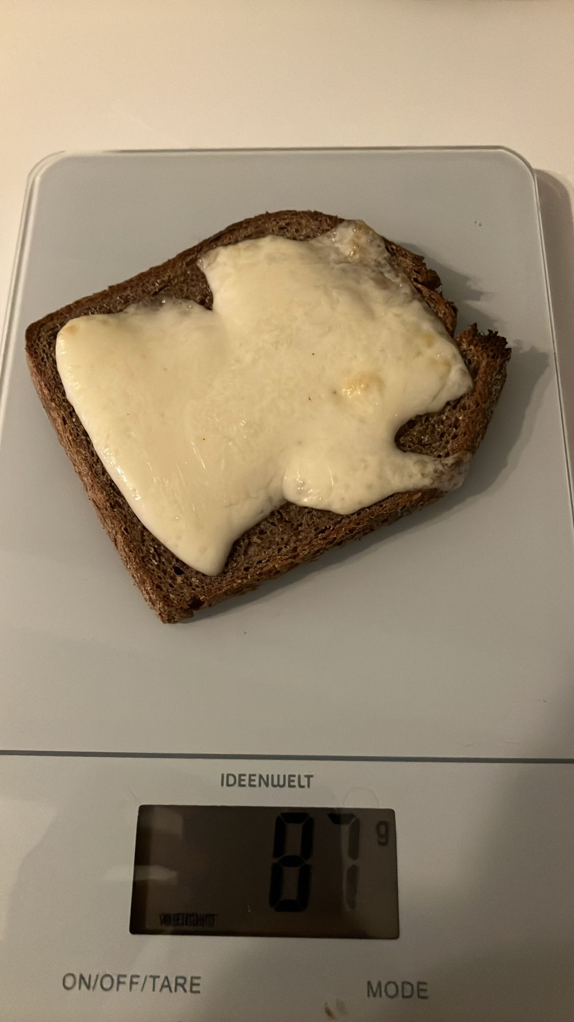 Pão integral com queijo