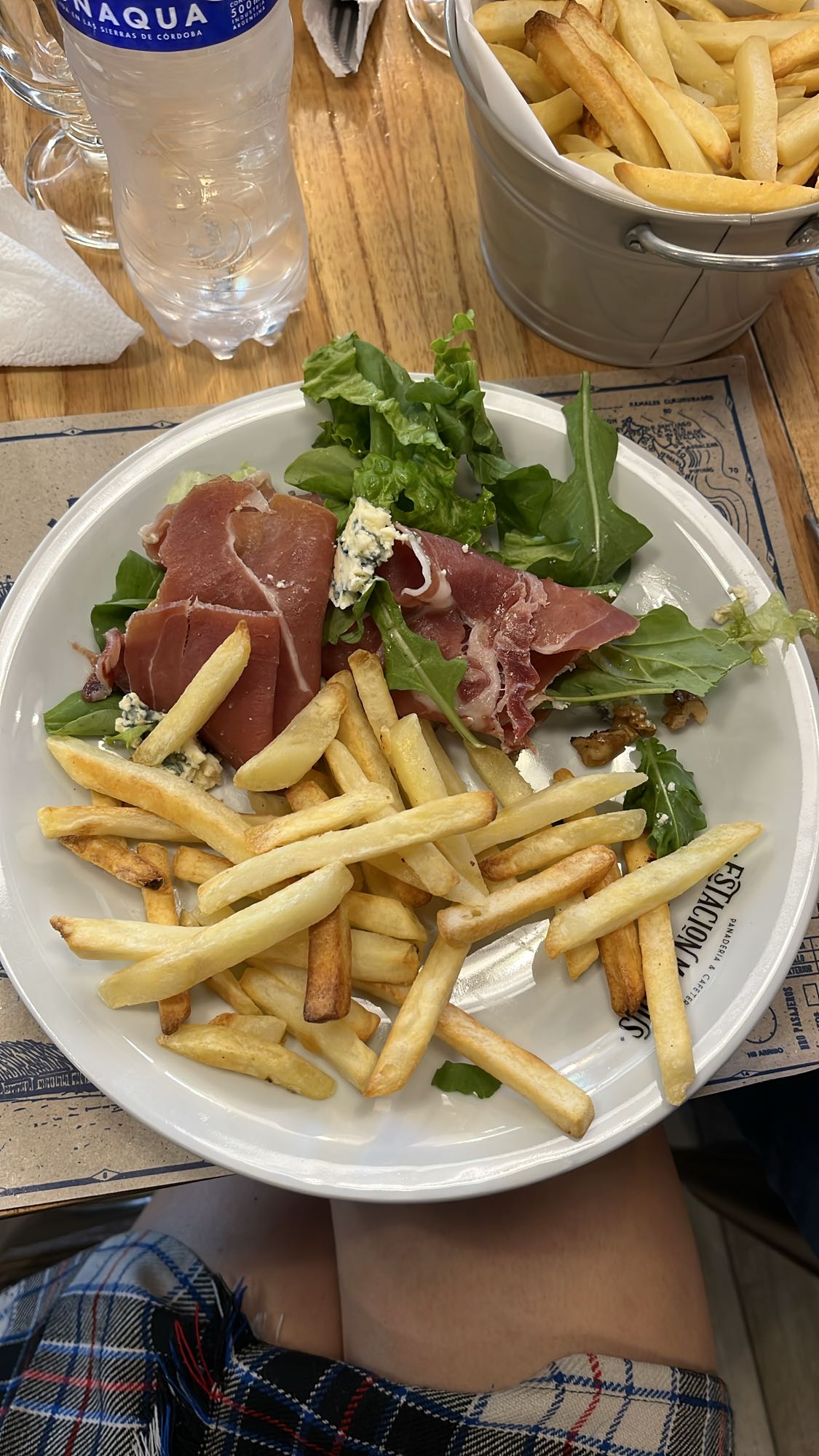 Papas con jamón y ensalada